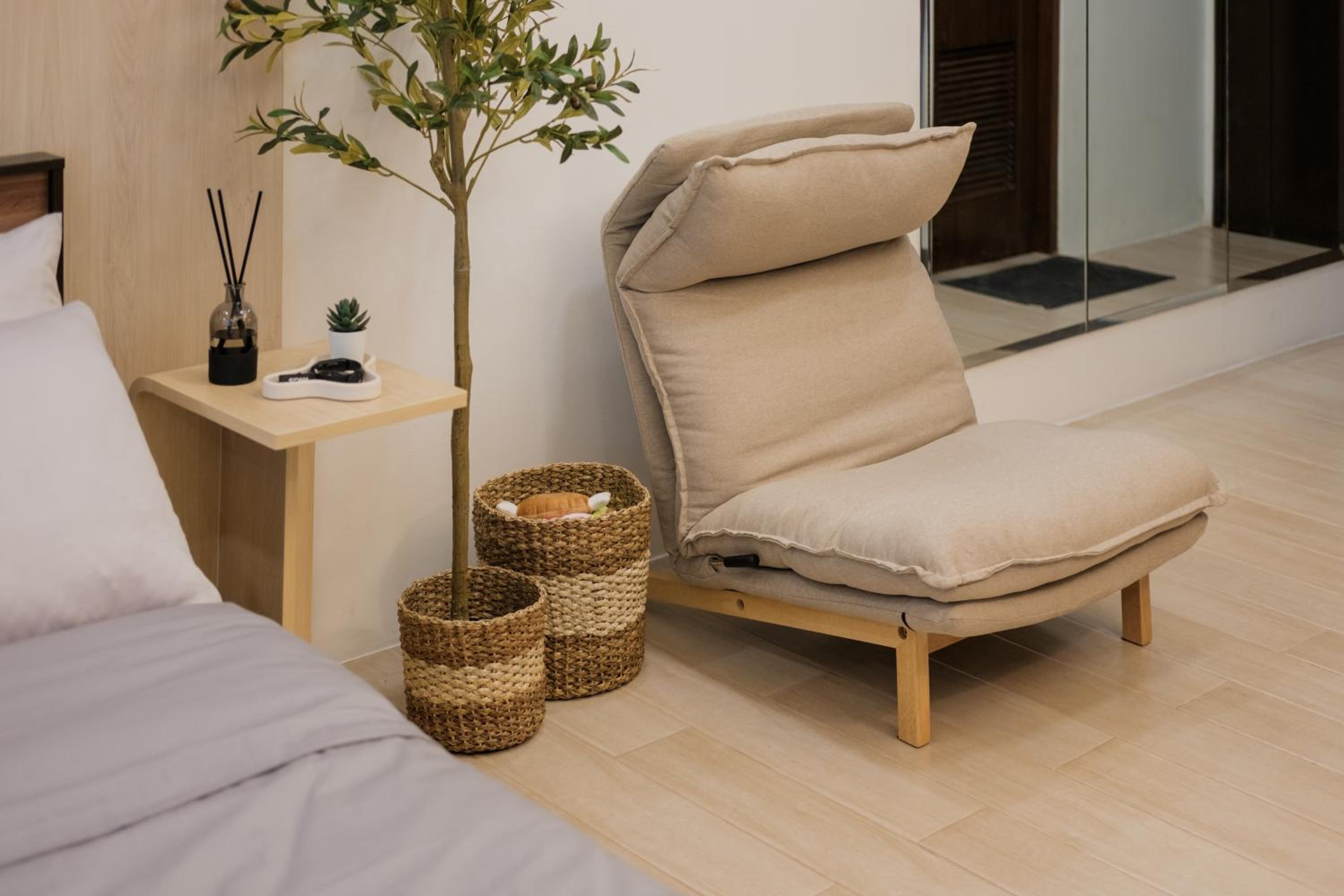 Eastwood City Cozy Designer Studio Long Stay Friendly Walk to Mall view 4