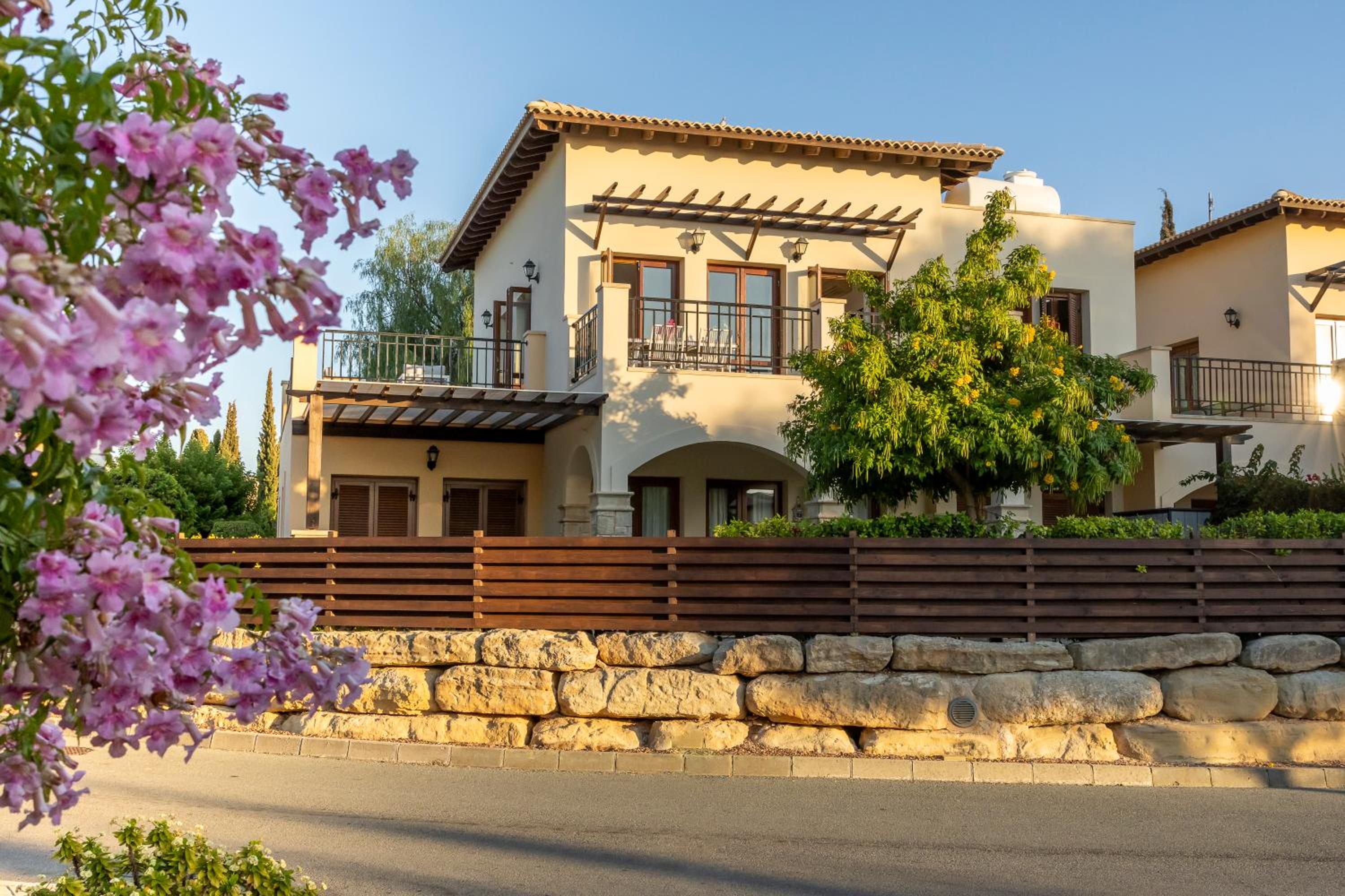 Bright apartment with shared pool in Aphrodite Hills