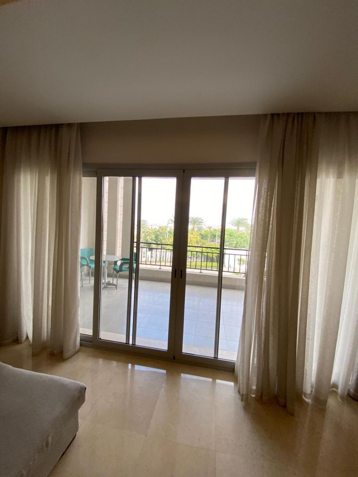 Service apartment - 2 bedroom with 3 bathrooms in CFC