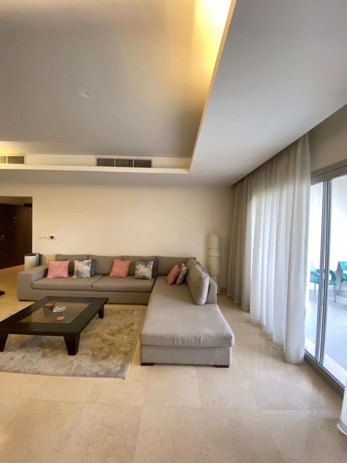 Service apartment - 2 bedroom with 3 bathrooms in CFC
