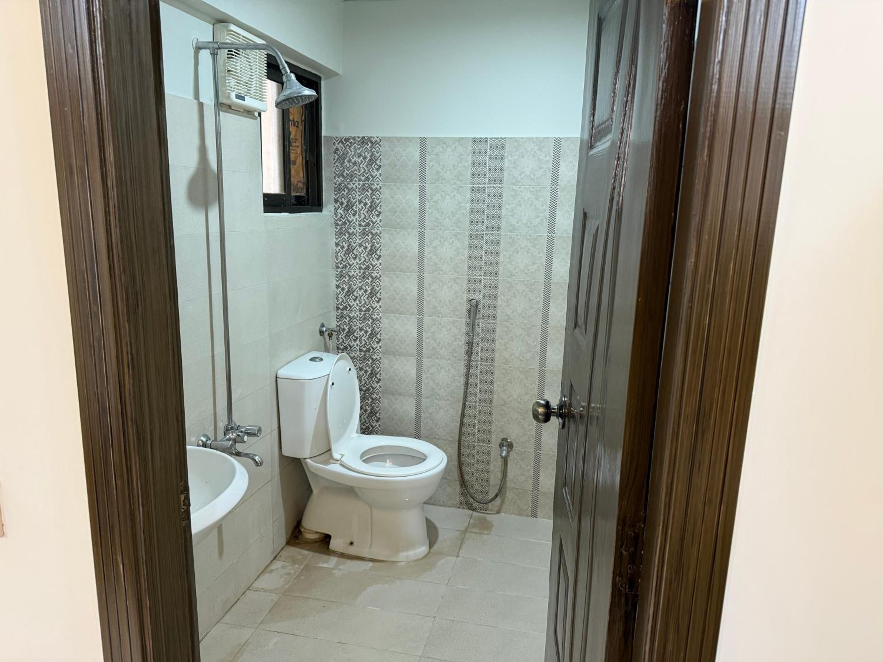 3 bed furnished appartment with free wifi and kitchen facility view 2