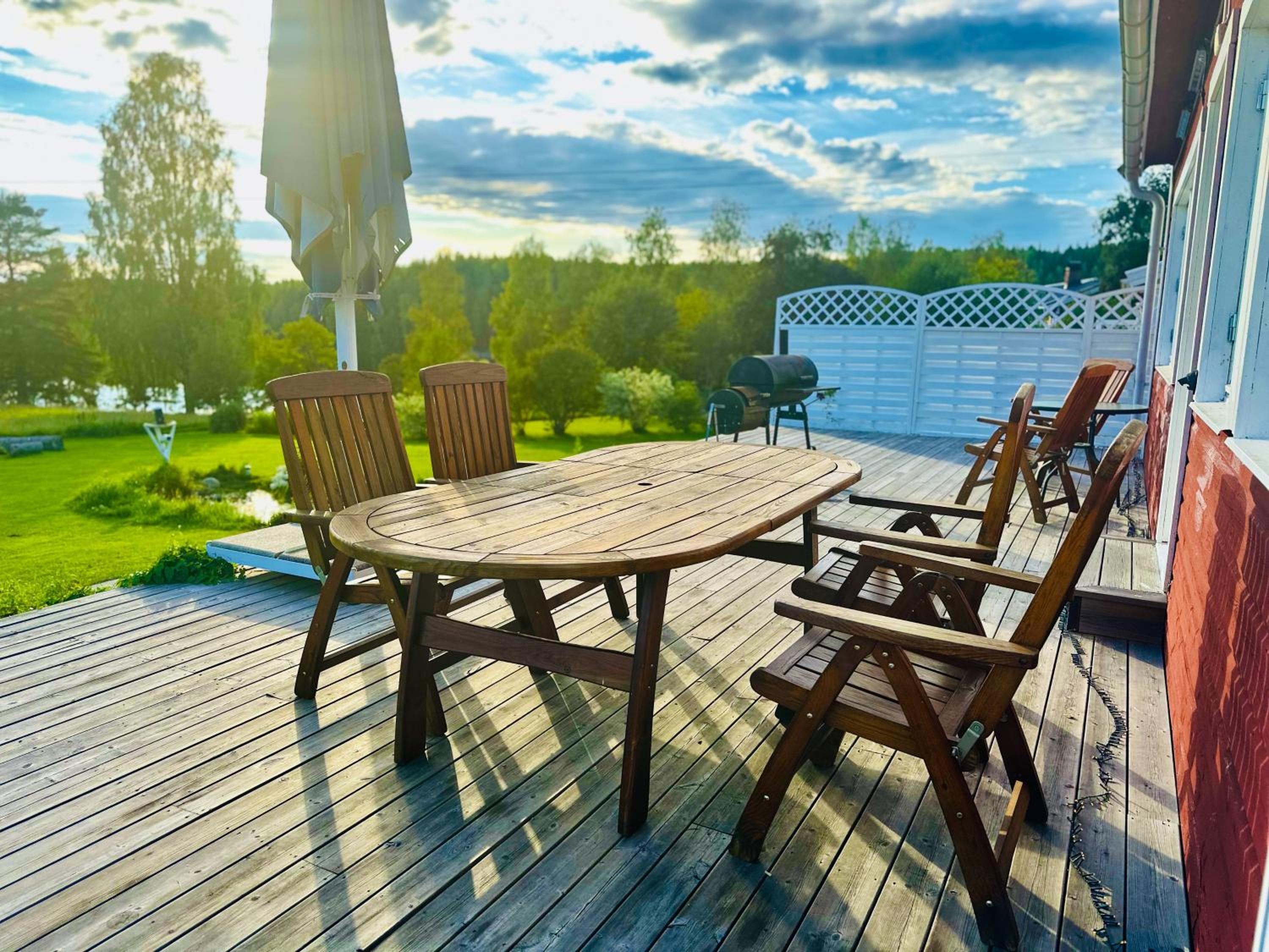 Sjöutsikt, Röd trästuga med traditionellt yttre Skandinavisk, modernt inre och alla bekvämligheter, Sol hela dagen på stora altanen, Tryggt, Vinterbonat, F view 4