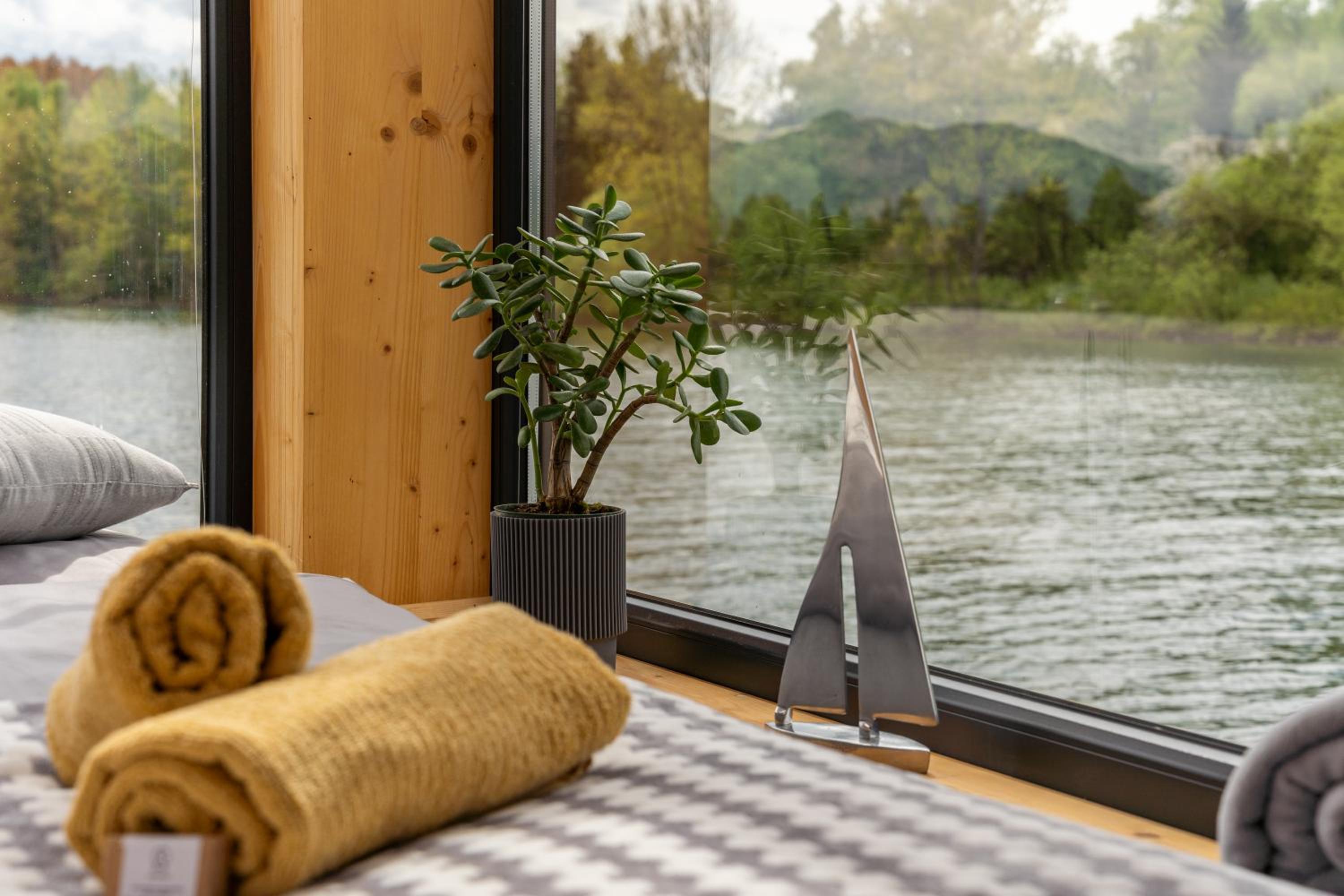 AQUACHILL houseboat & wellness view 3