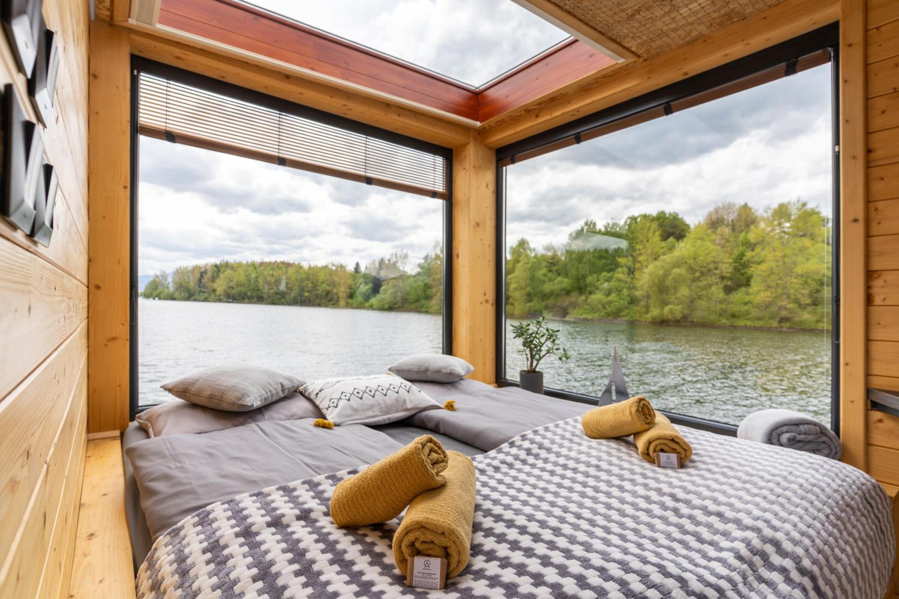 AQUACHILL houseboat & wellness view 2