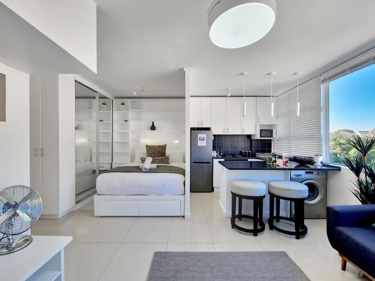 Secure Sea Point Stay with Mountain Views view 4