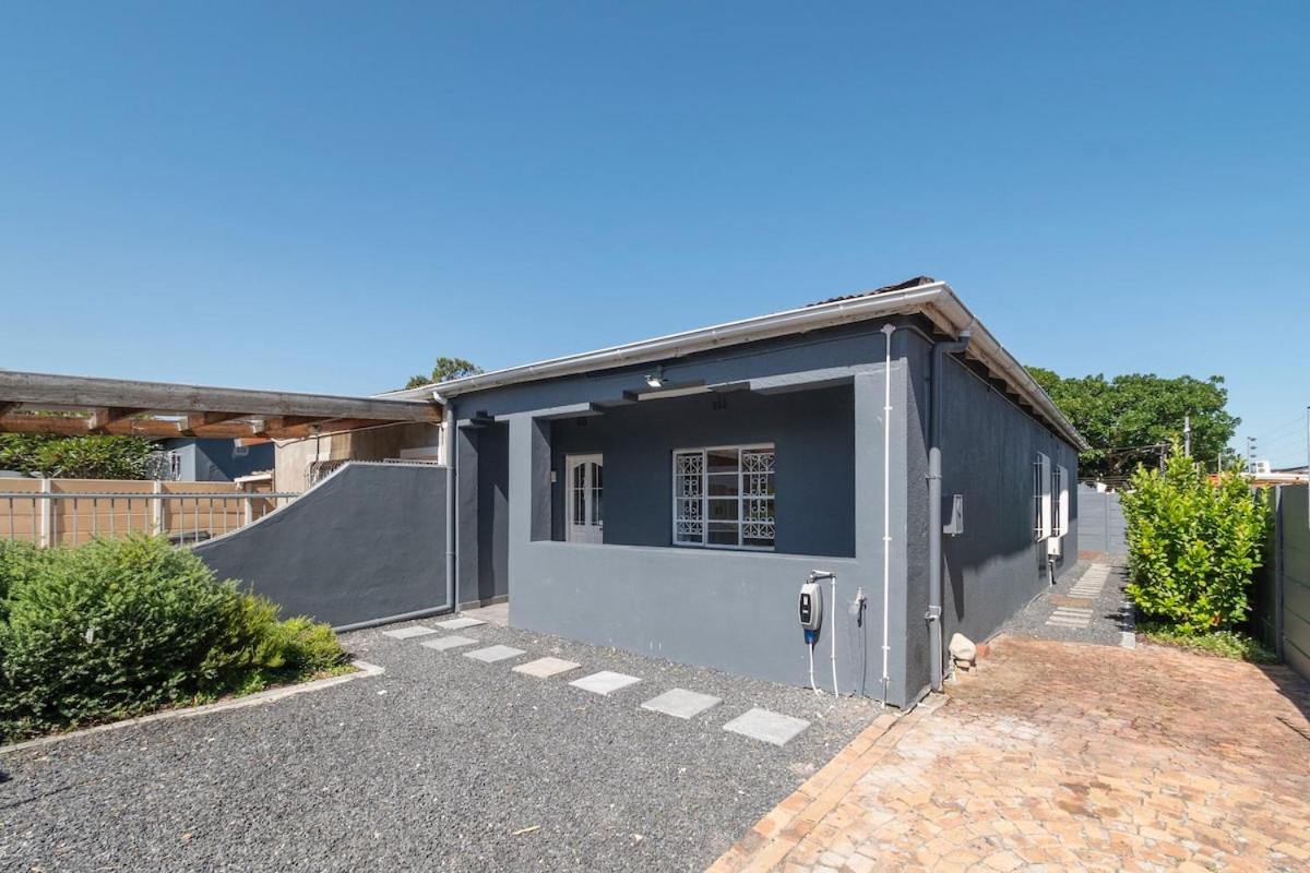 Two bedroom House in Claremont view 4