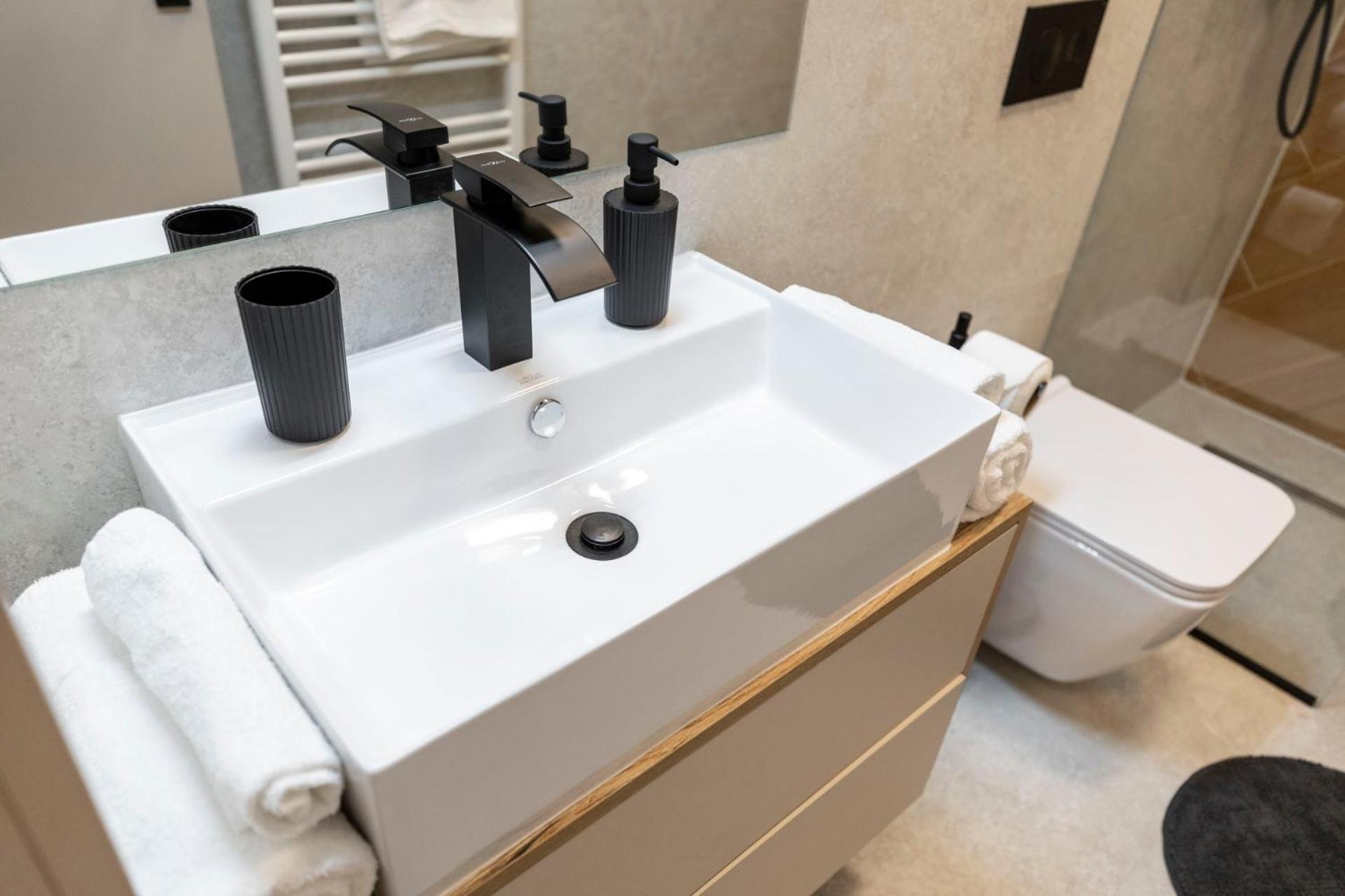 ALURE RESIDENCES 9 & 24h self check-in, private parking in front of the apartment building included, new building, terrace, the apartment building has its  view 2