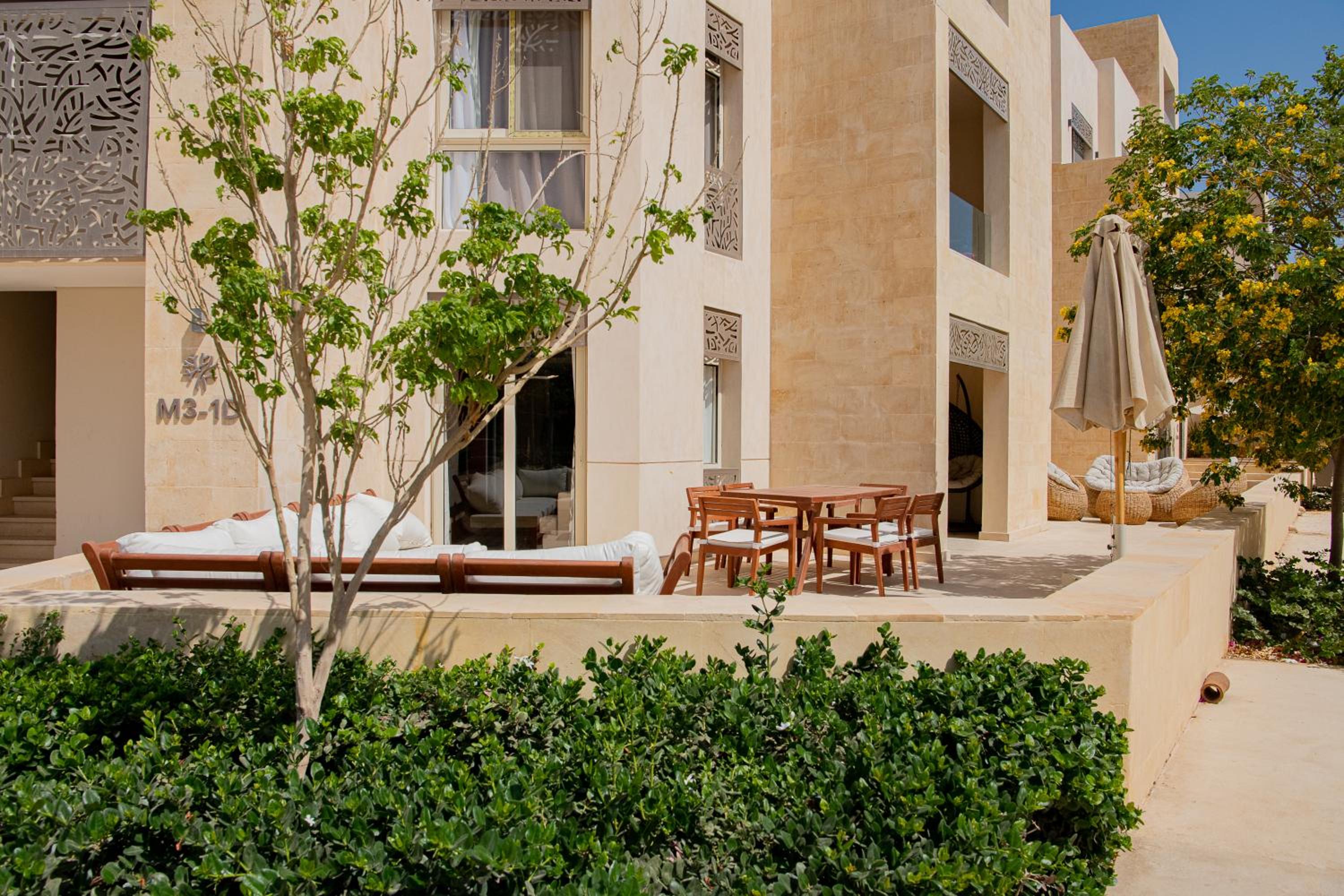 Apartment with large terrace & nice pool area view 4