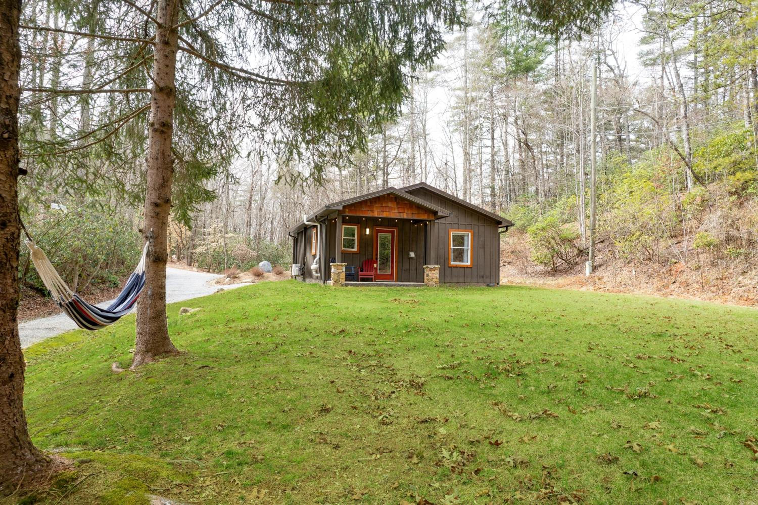 Bear’s Place by AvantStay Cozy Mountain Cabin in Brevard Firepit