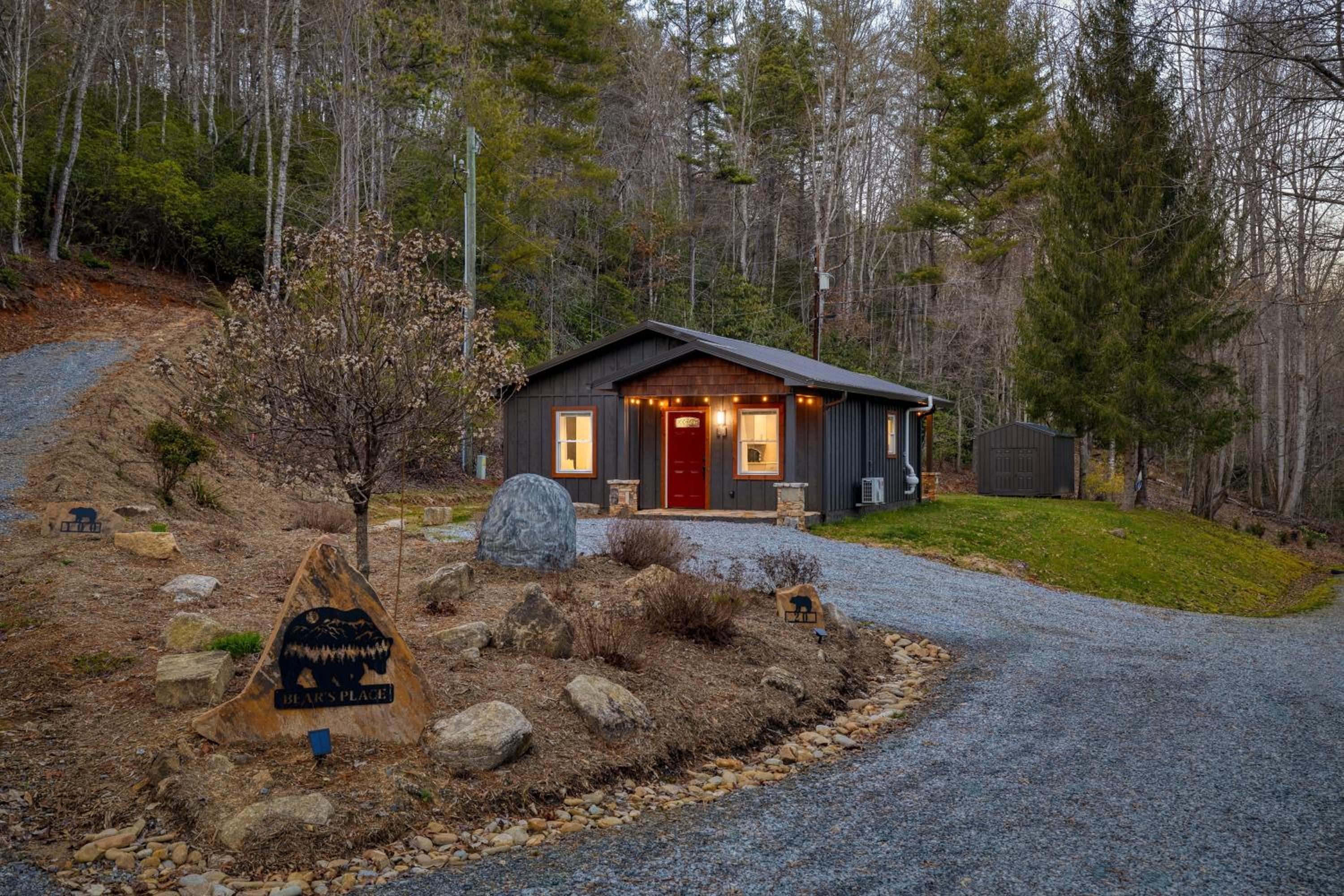 Bear’s Place by AvantStay Cozy Mountain Cabin in Brevard Firepit