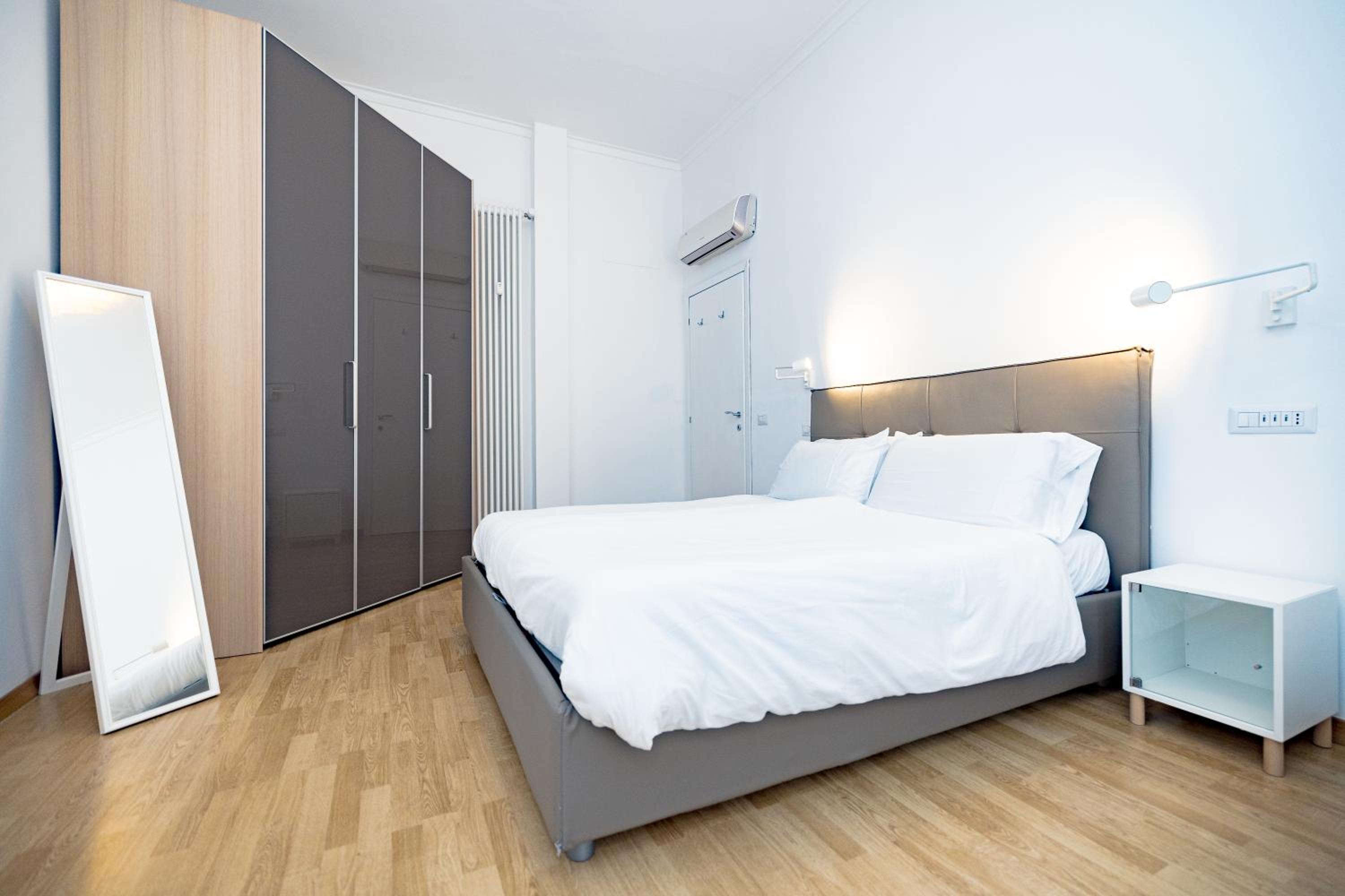 Minimal apartment near Bocconi University