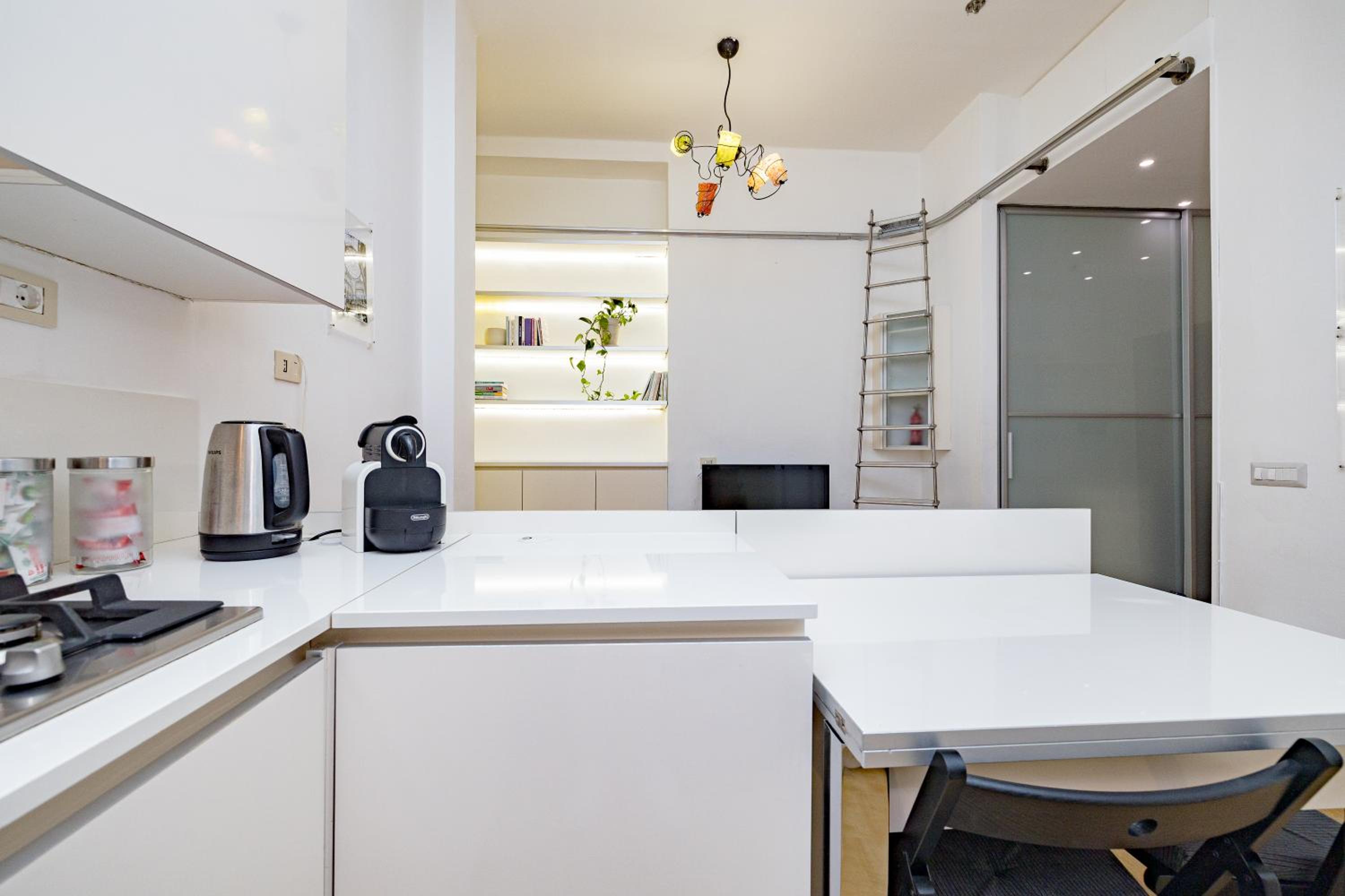 Minimal apartment near Bocconi University