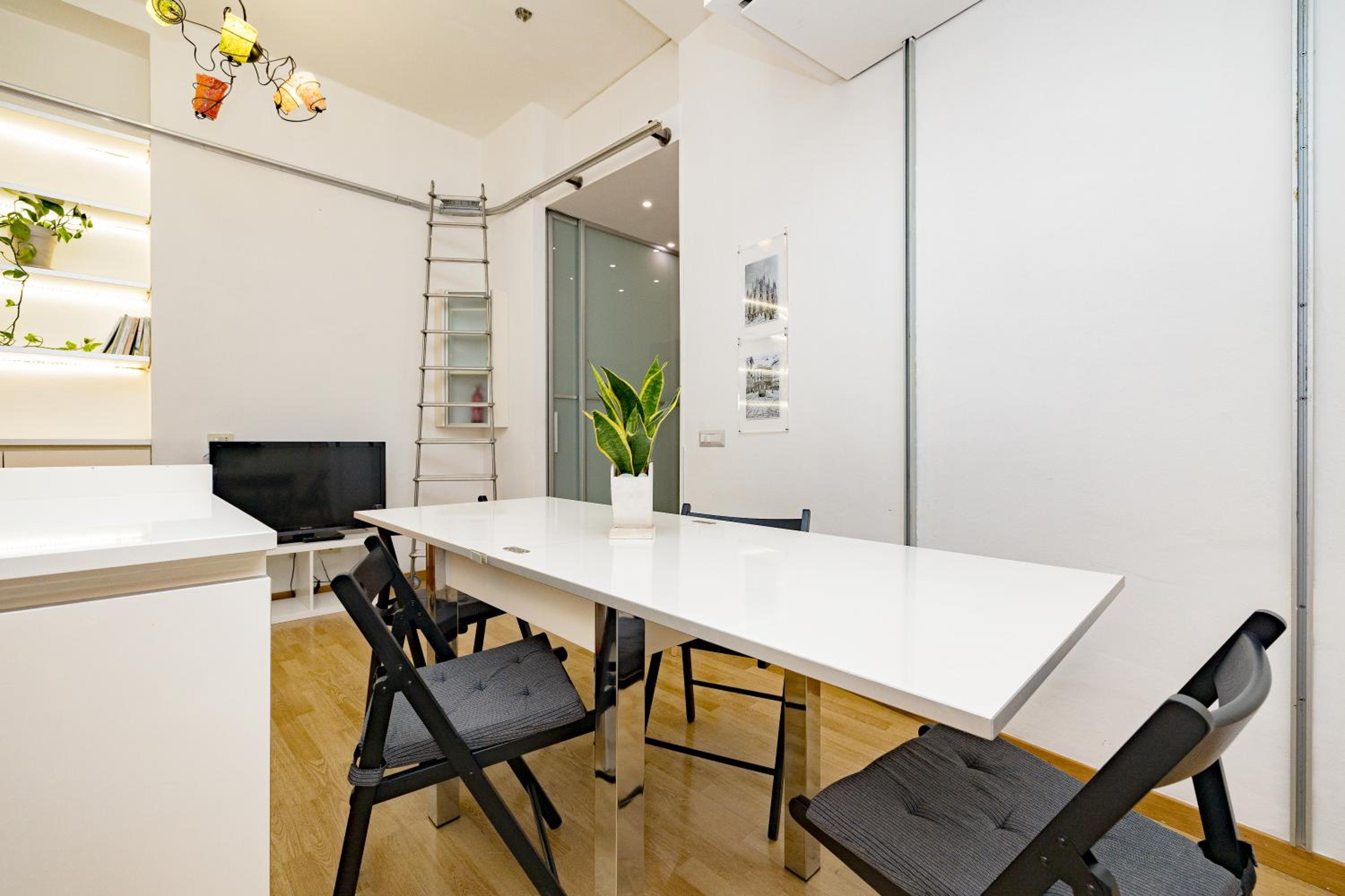 Minimal apartment near Bocconi University