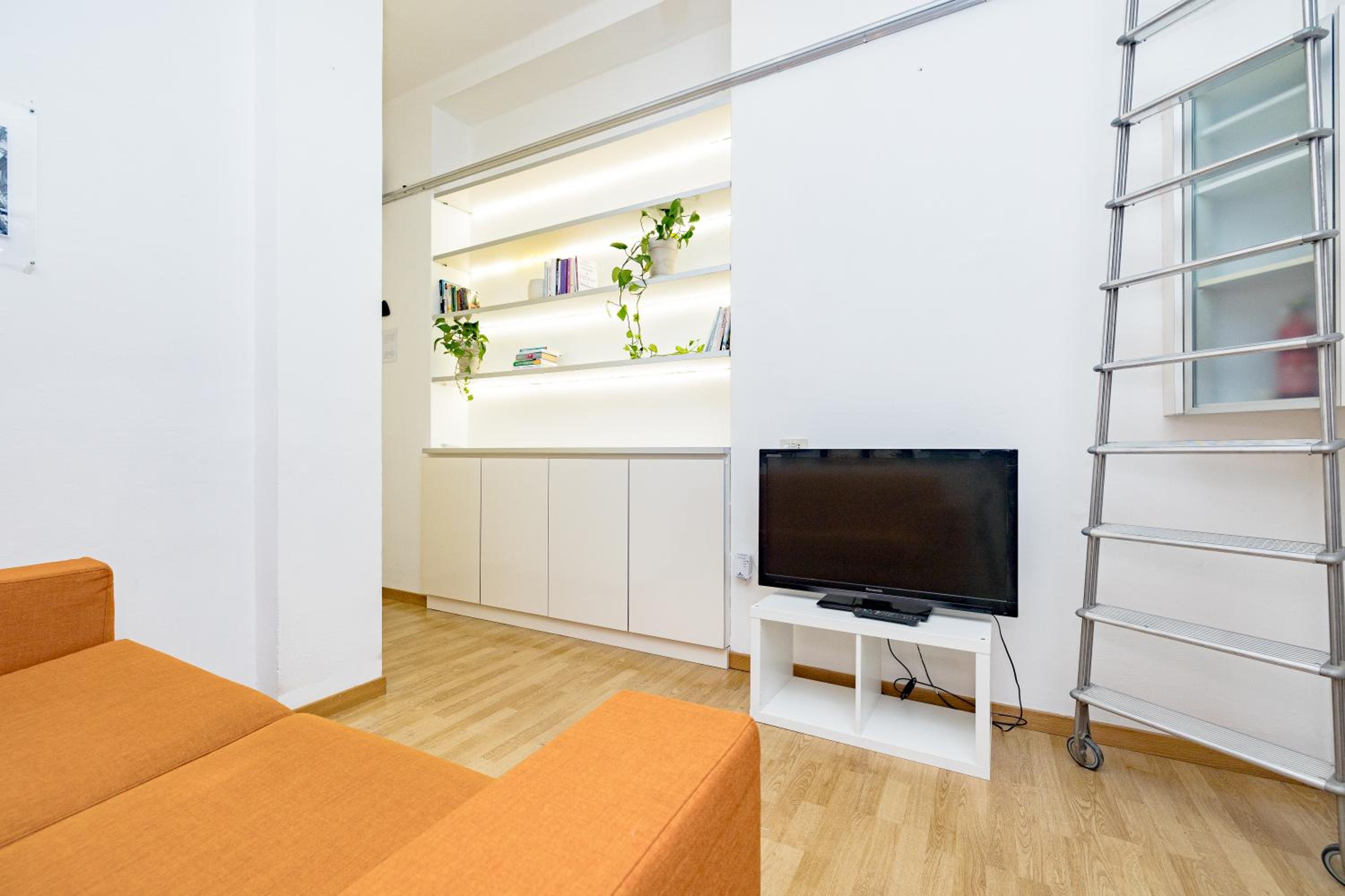 Minimal apartment near Bocconi University
