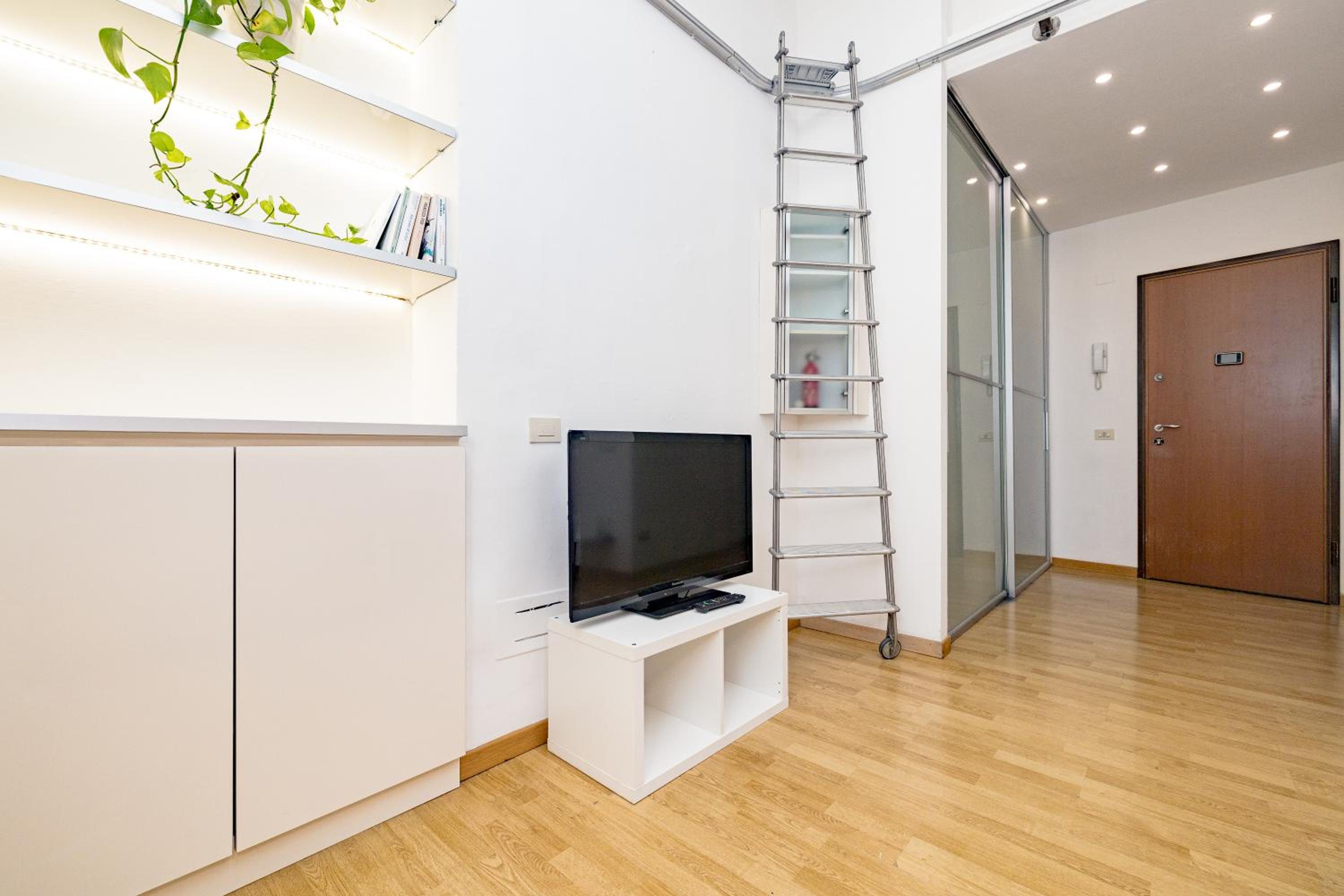 Minimal apartment near Bocconi University