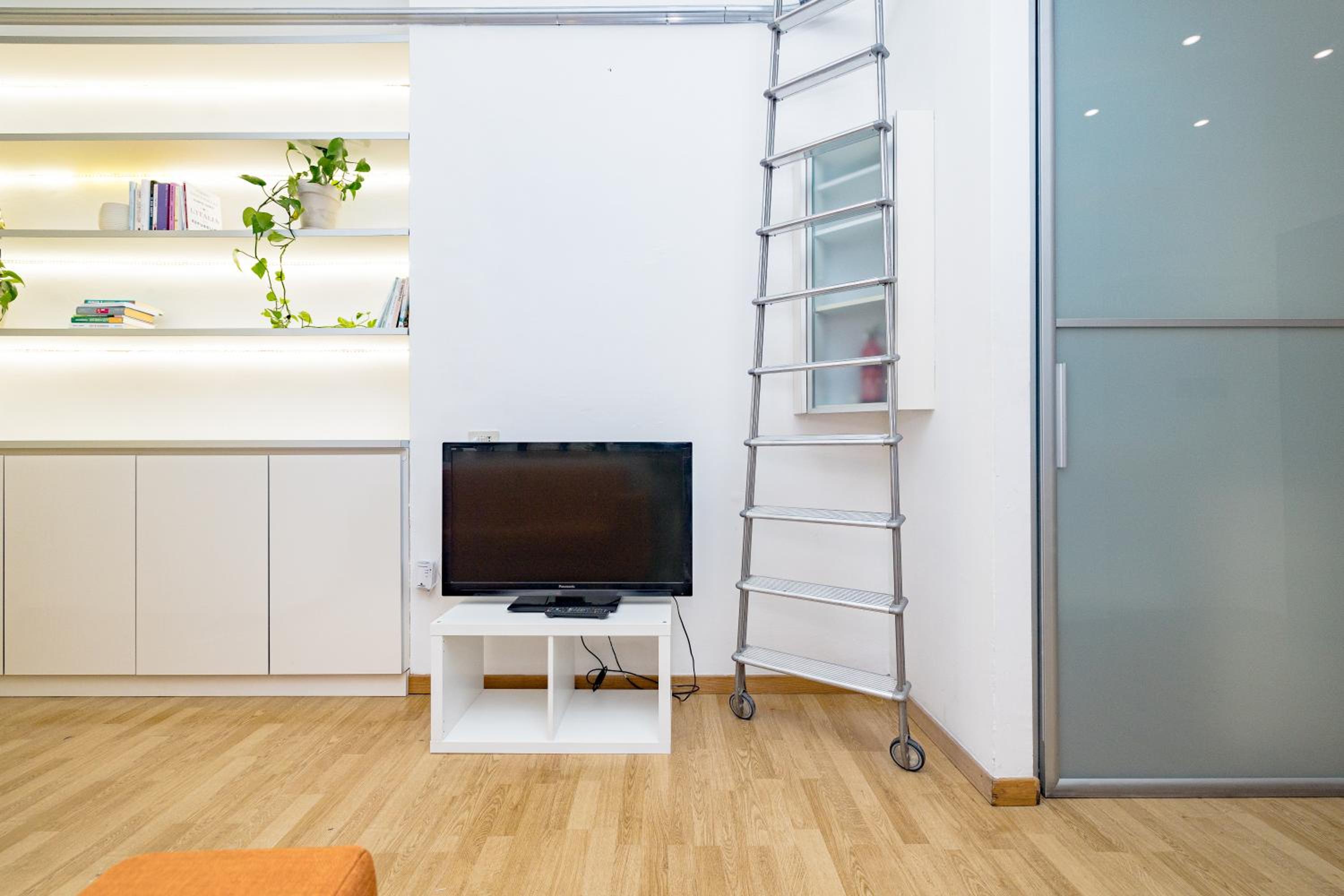 Minimal apartment near Bocconi University