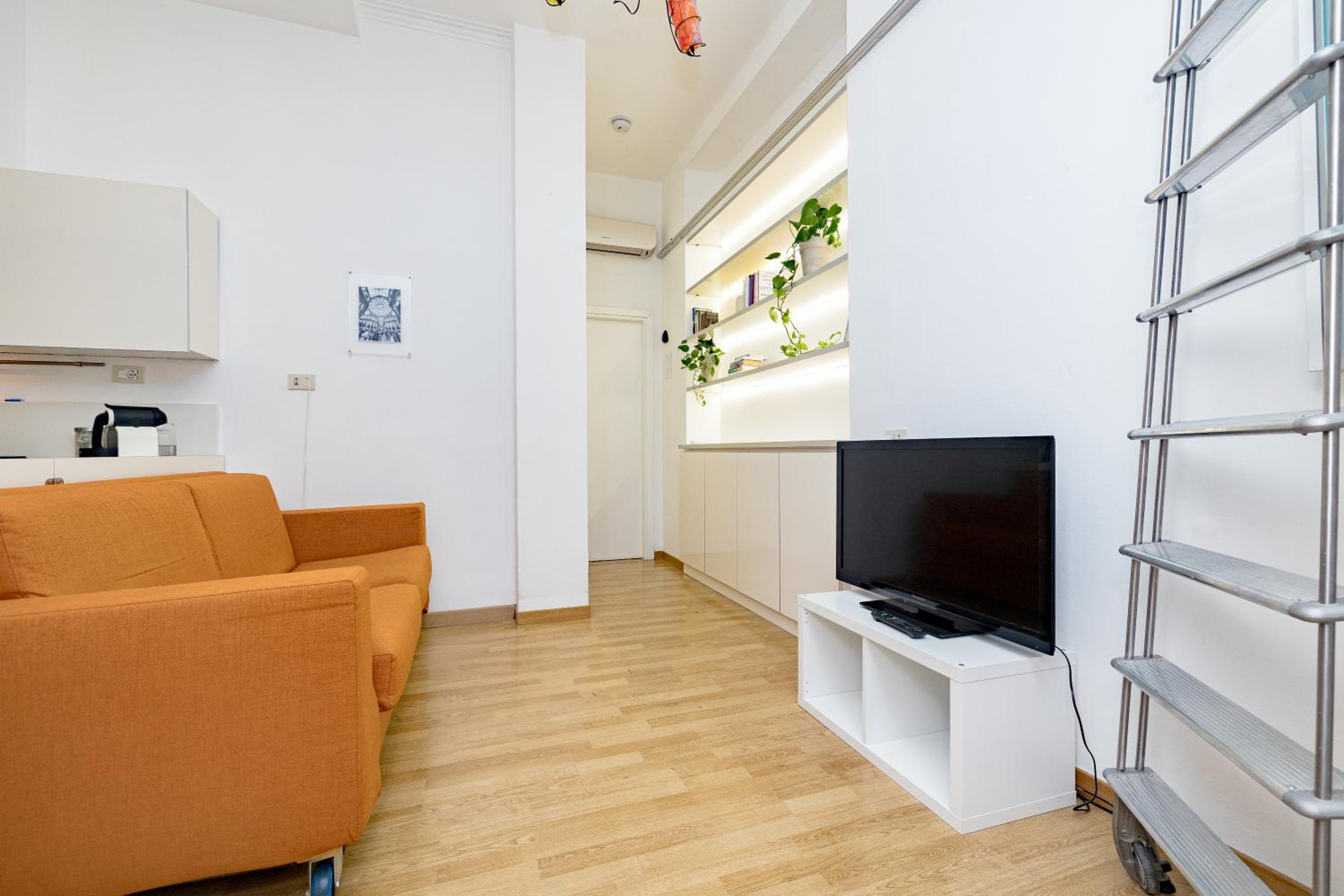 Minimal apartment near Bocconi University
