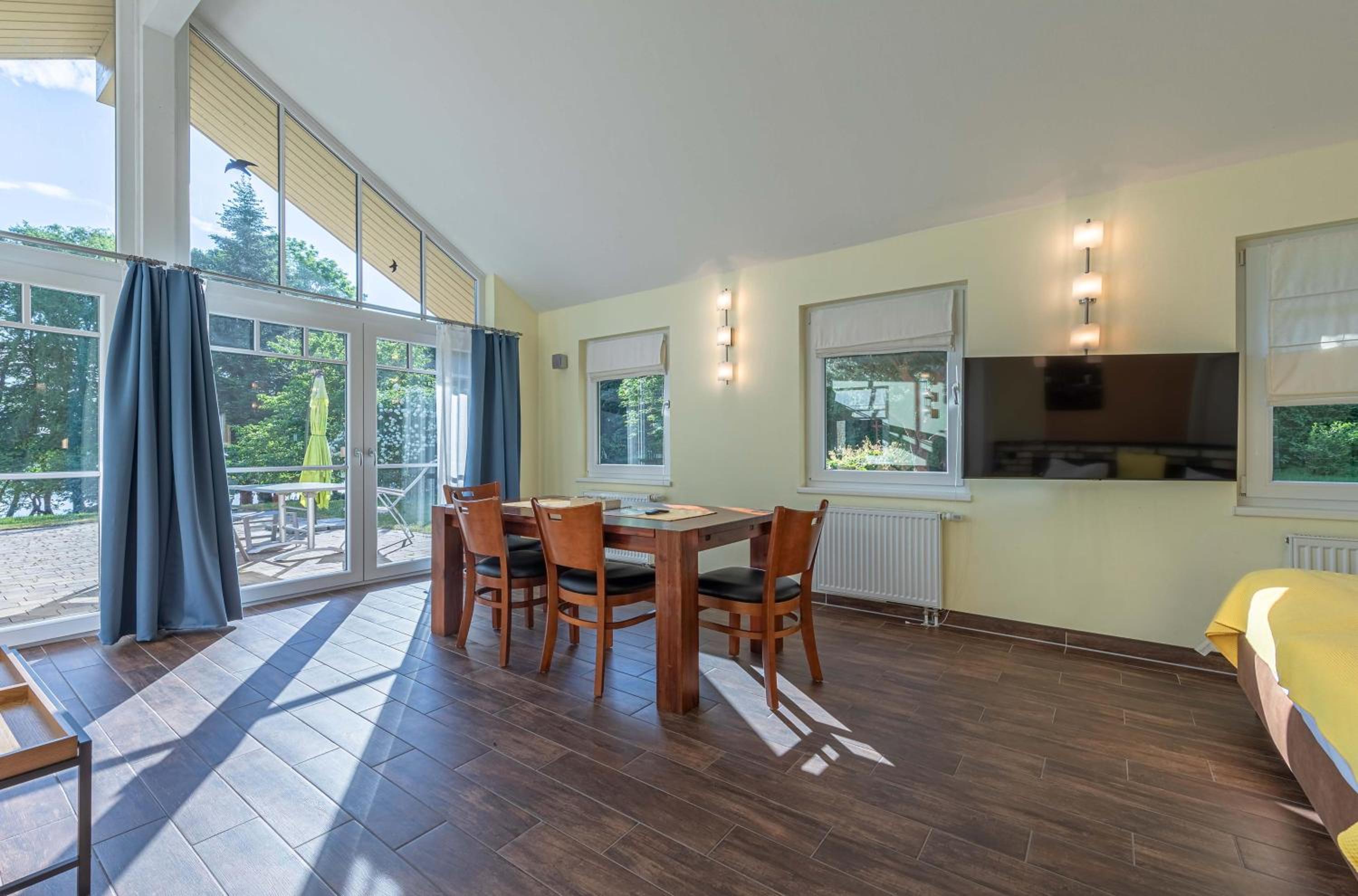 Wildgans - Stilvolles Ferienhaus mit Terrasse, Seeblick  Naturidylle am Loppiner See - Property Image 1