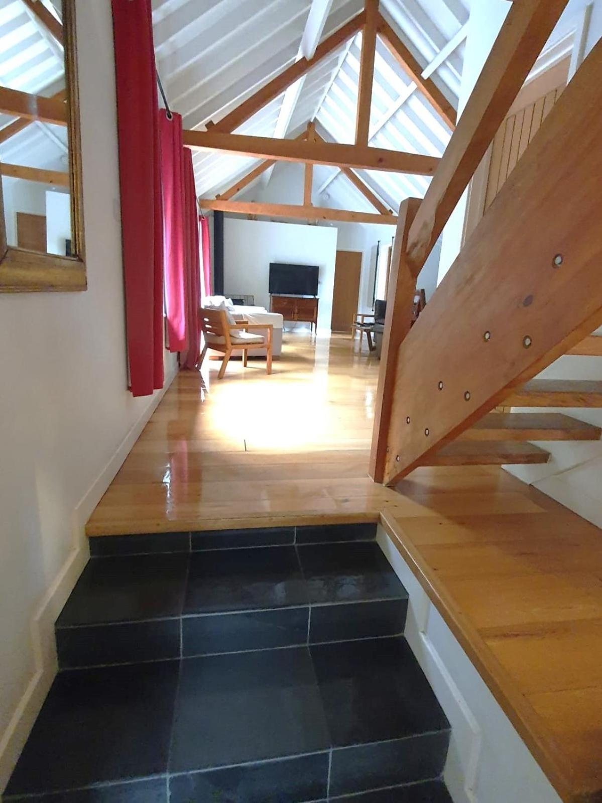 Rural Cottage Retreat, Near Goodwood Festival of Speed, Dog Friendly with Shared Outdoor Pool, gardens & Tennis, Free Parking! Chichester Holiday Propertie