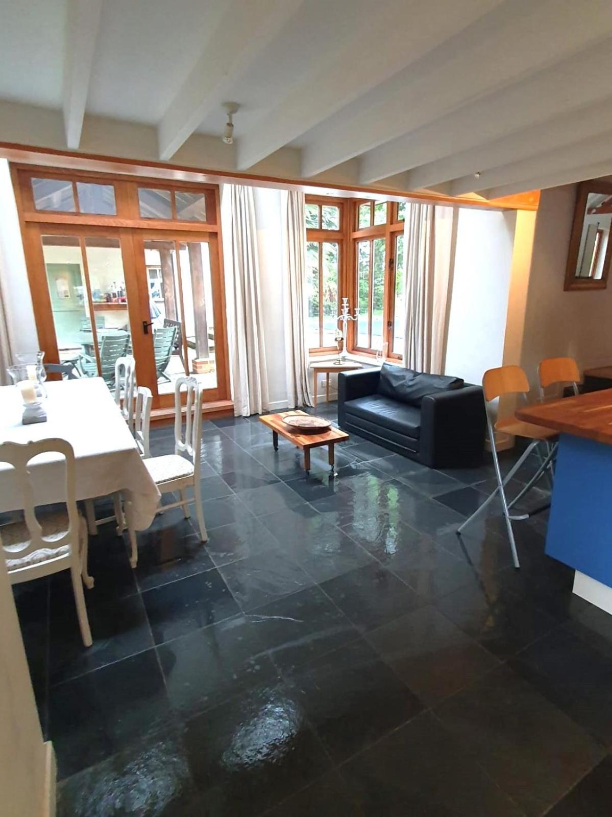 Rural Cottage Retreat, Near Goodwood Festival of Speed, Dog Friendly with Shared Outdoor Pool, gardens & Tennis, Free Parking! Chichester Holiday Propertie
