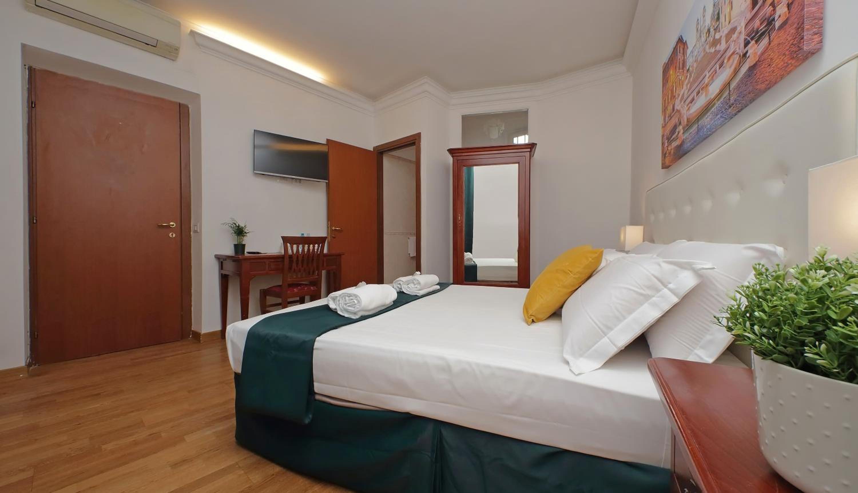 Romulus Rooms by Hostand