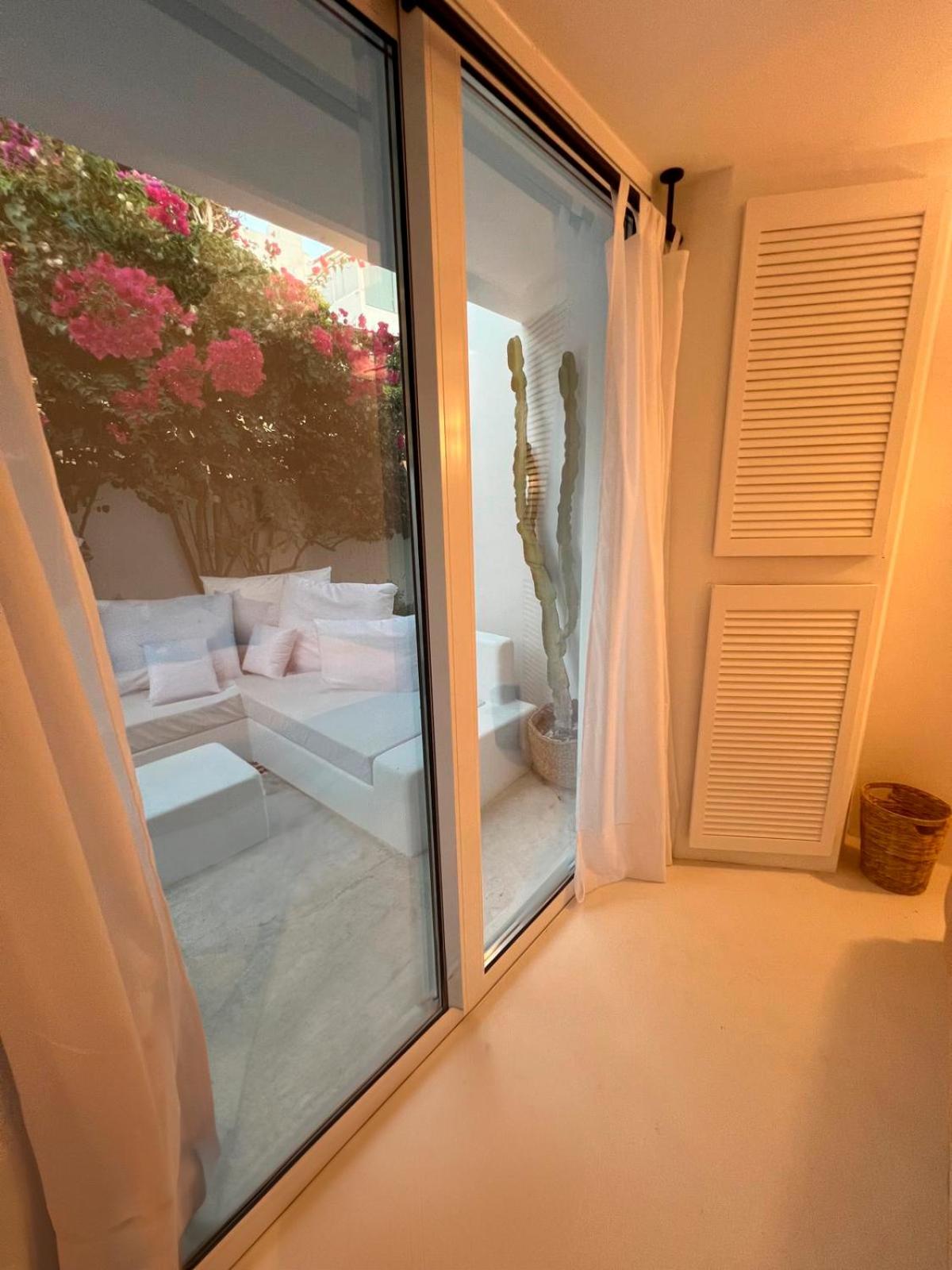 Sunset Deluxe Villa and Studios