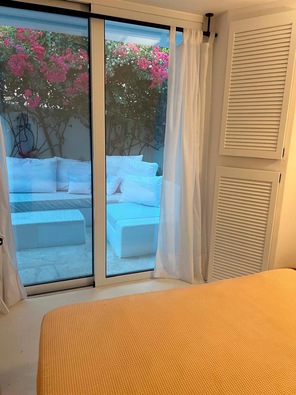Sunset Deluxe Villa and Studios