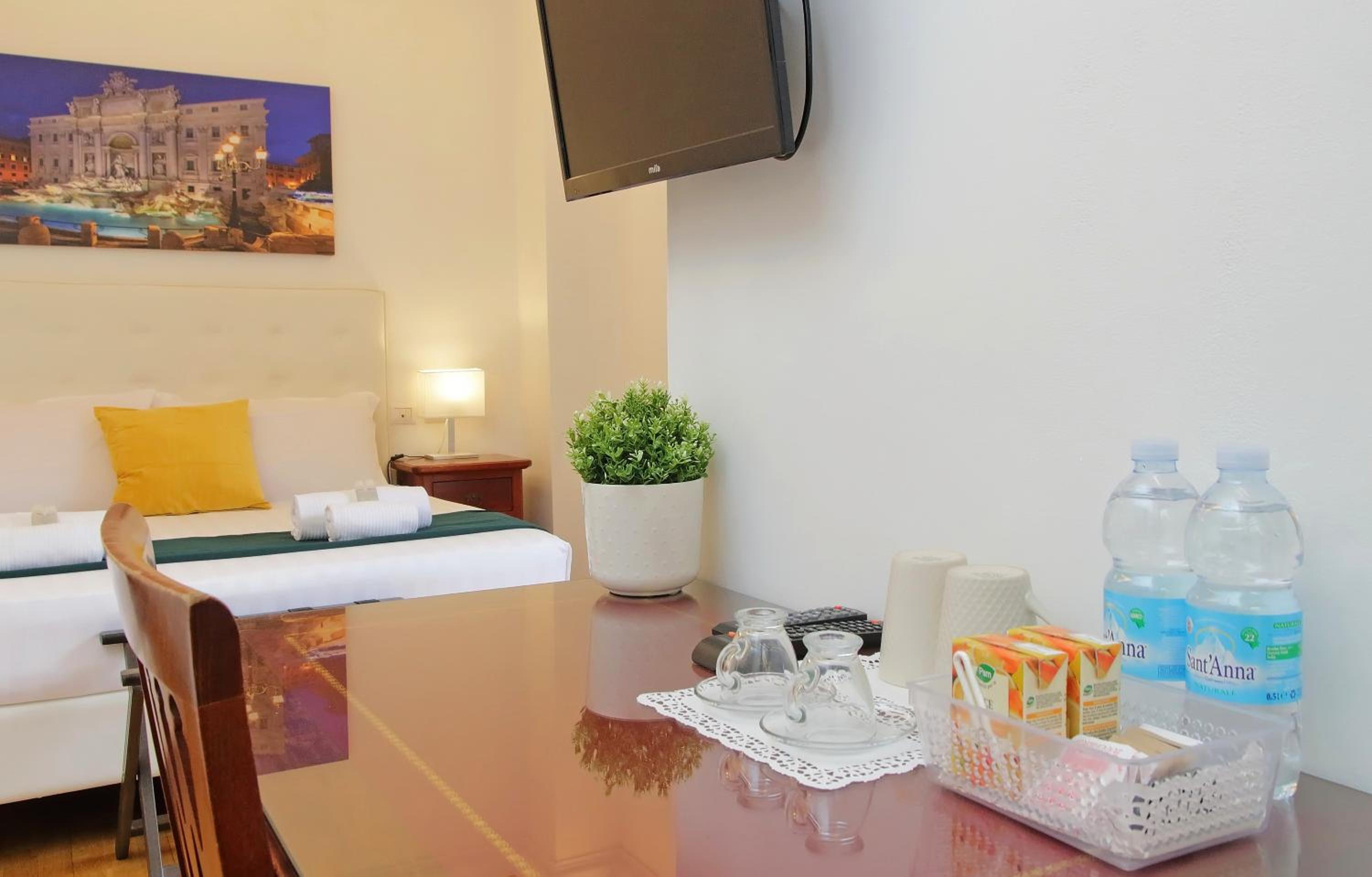 Romulus Rooms by Hostand