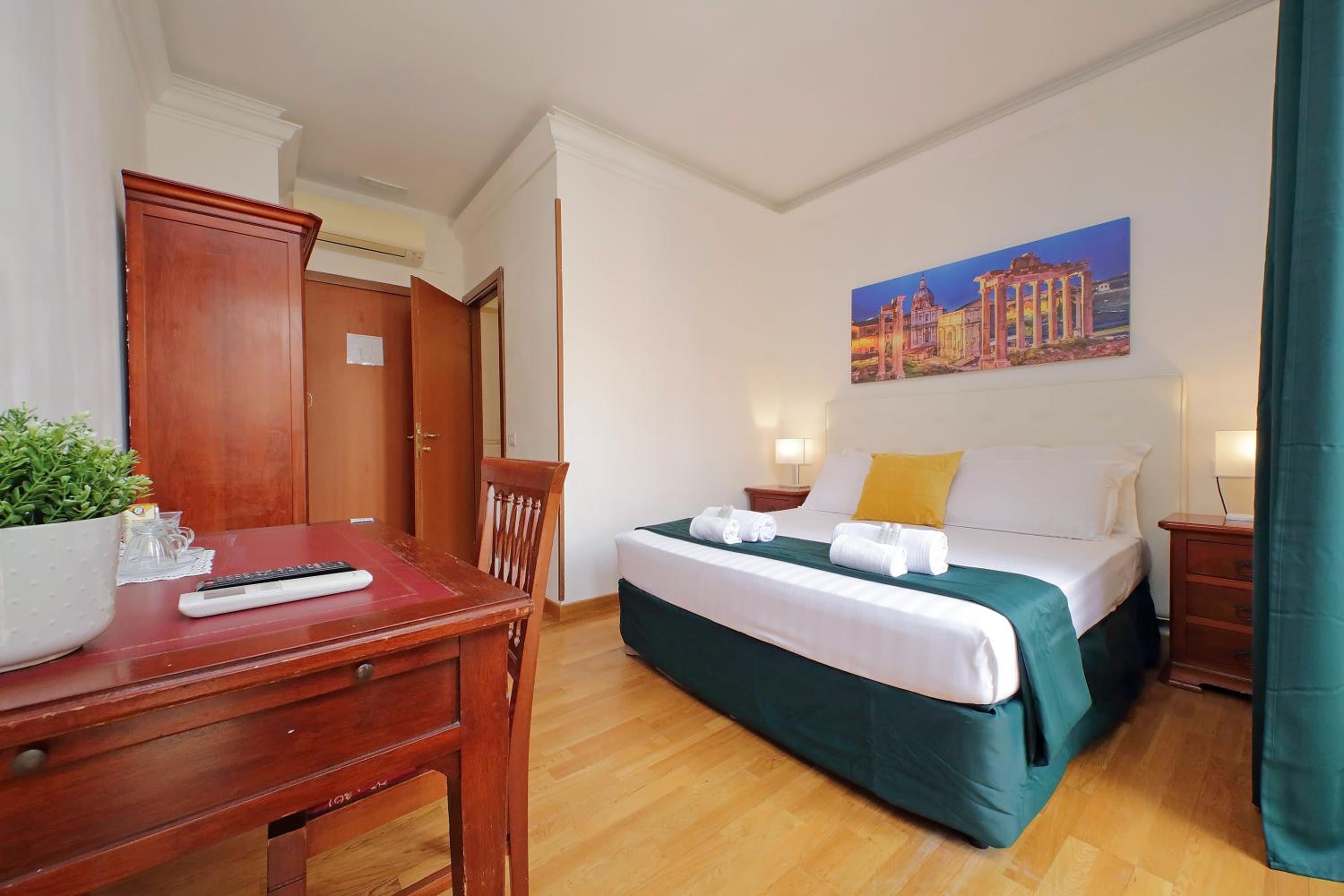 Romulus Rooms by Hostand