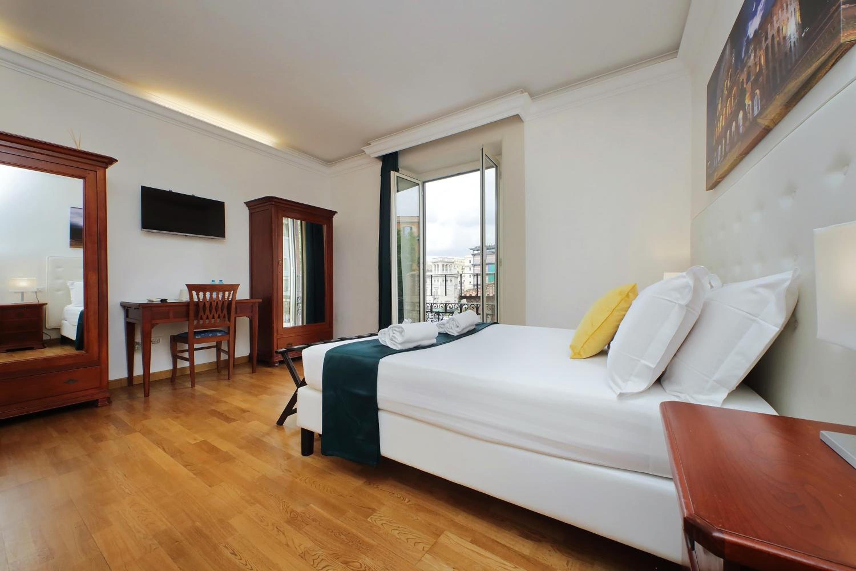 Romulus Rooms by Hostand