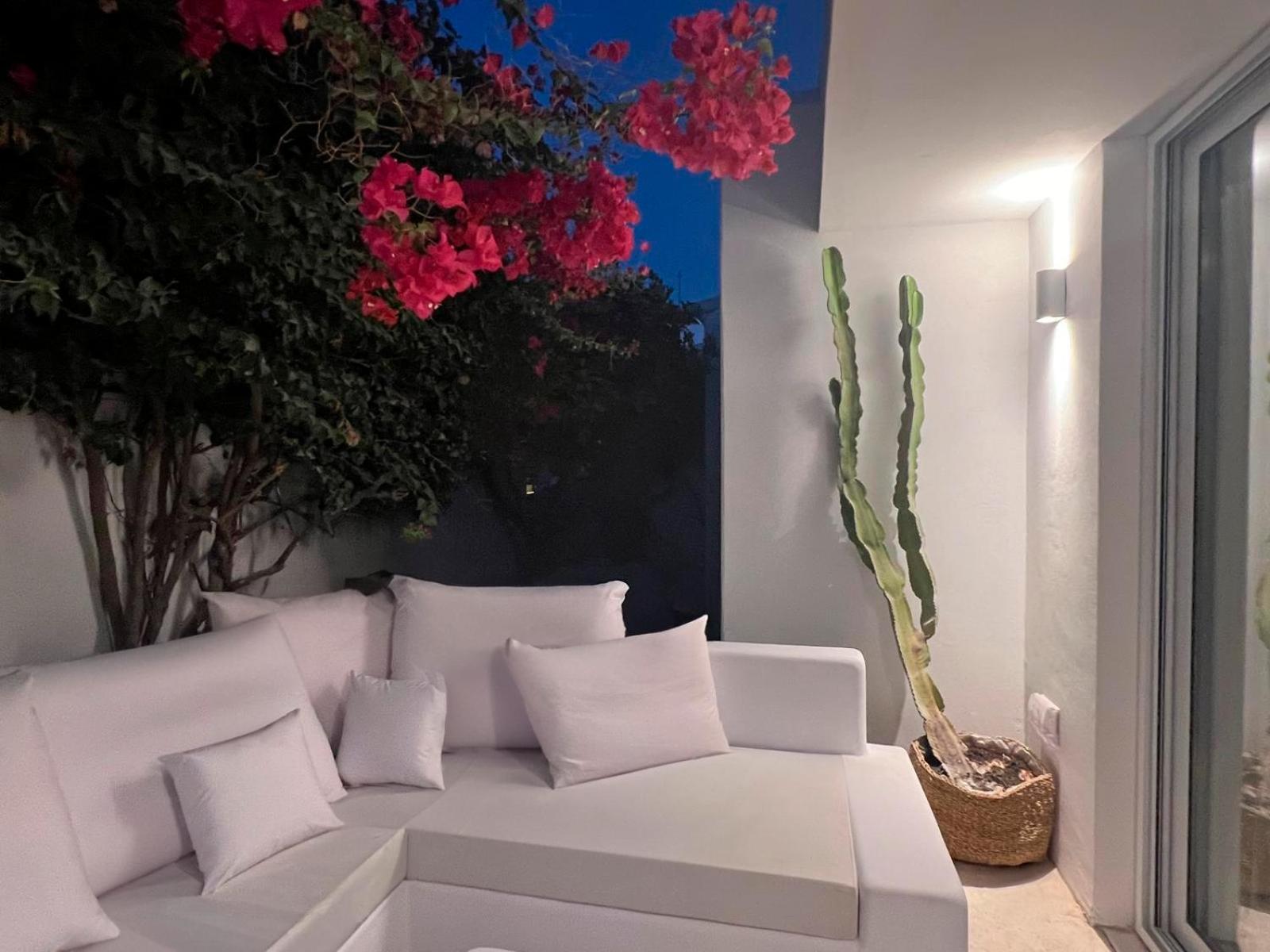 Sunset Deluxe Villa and Studios