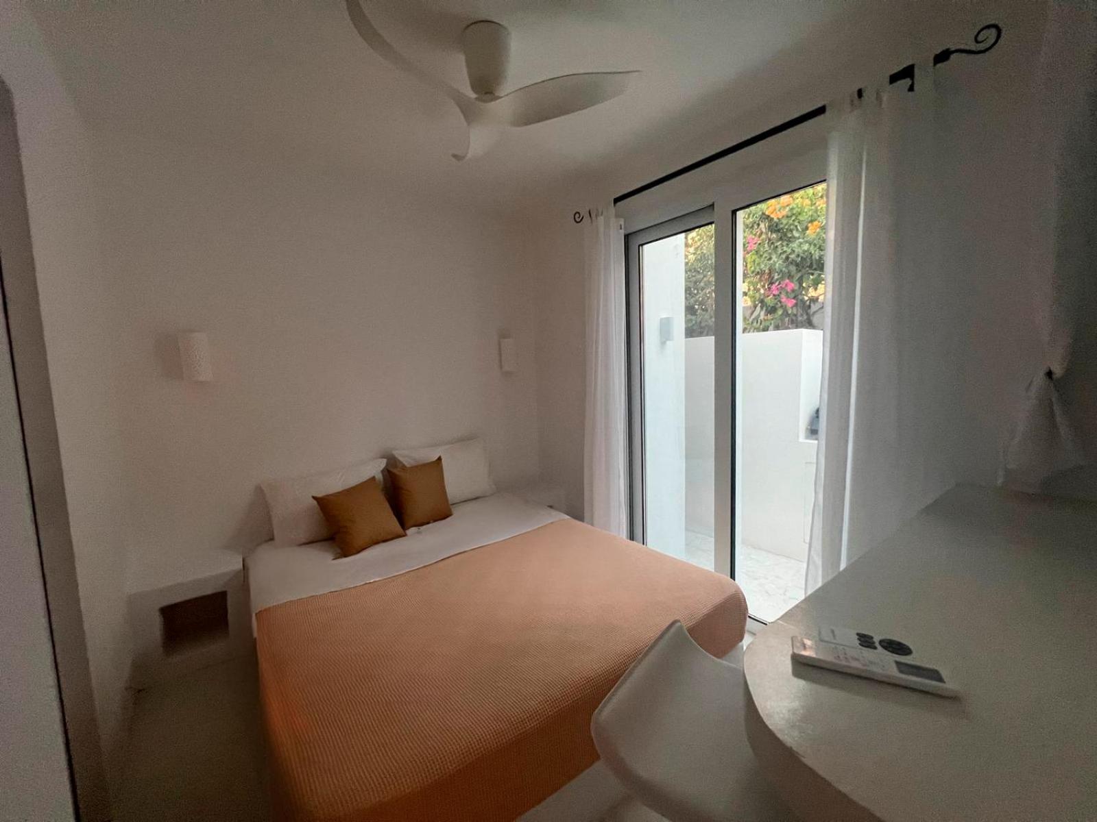 Sunset Deluxe Villa and Studios