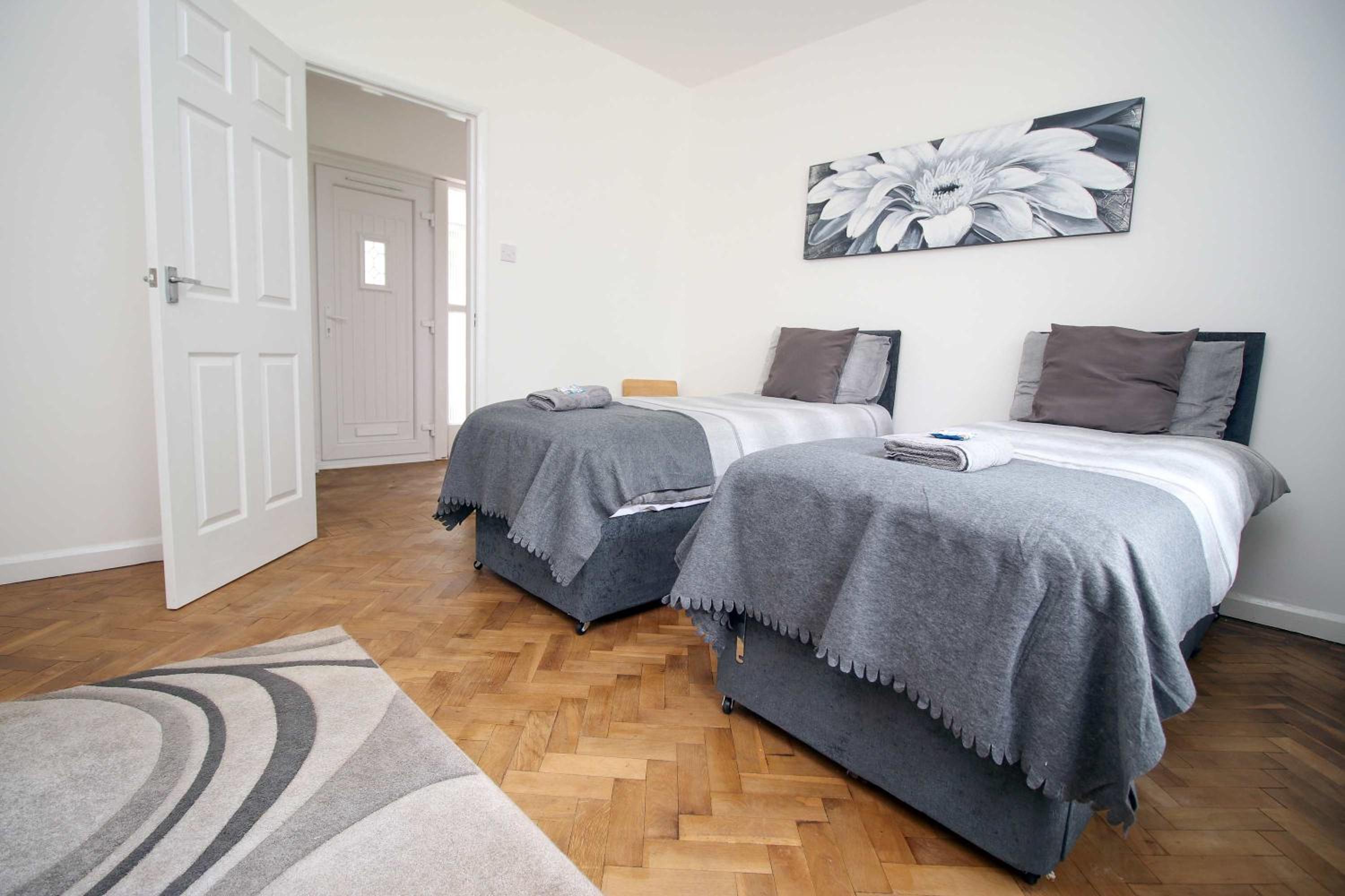 The Lockett Wonderful Large Bungalow Plympton, Plymouth Free Parking By STAE-Homes view 4