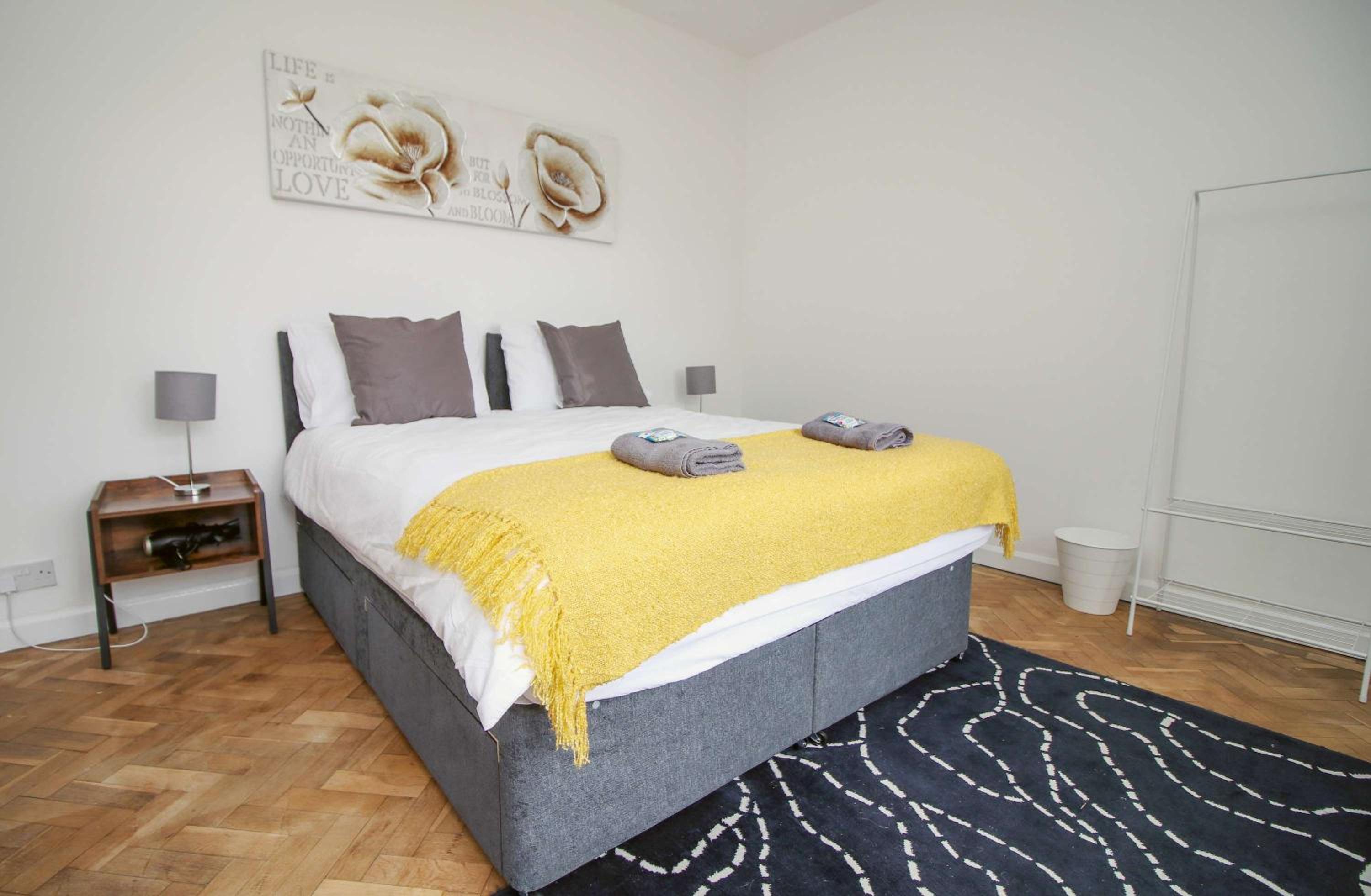 The Lockett Wonderful Large Bungalow Plympton, Plymouth Free Parking By STAE-Homes view 3