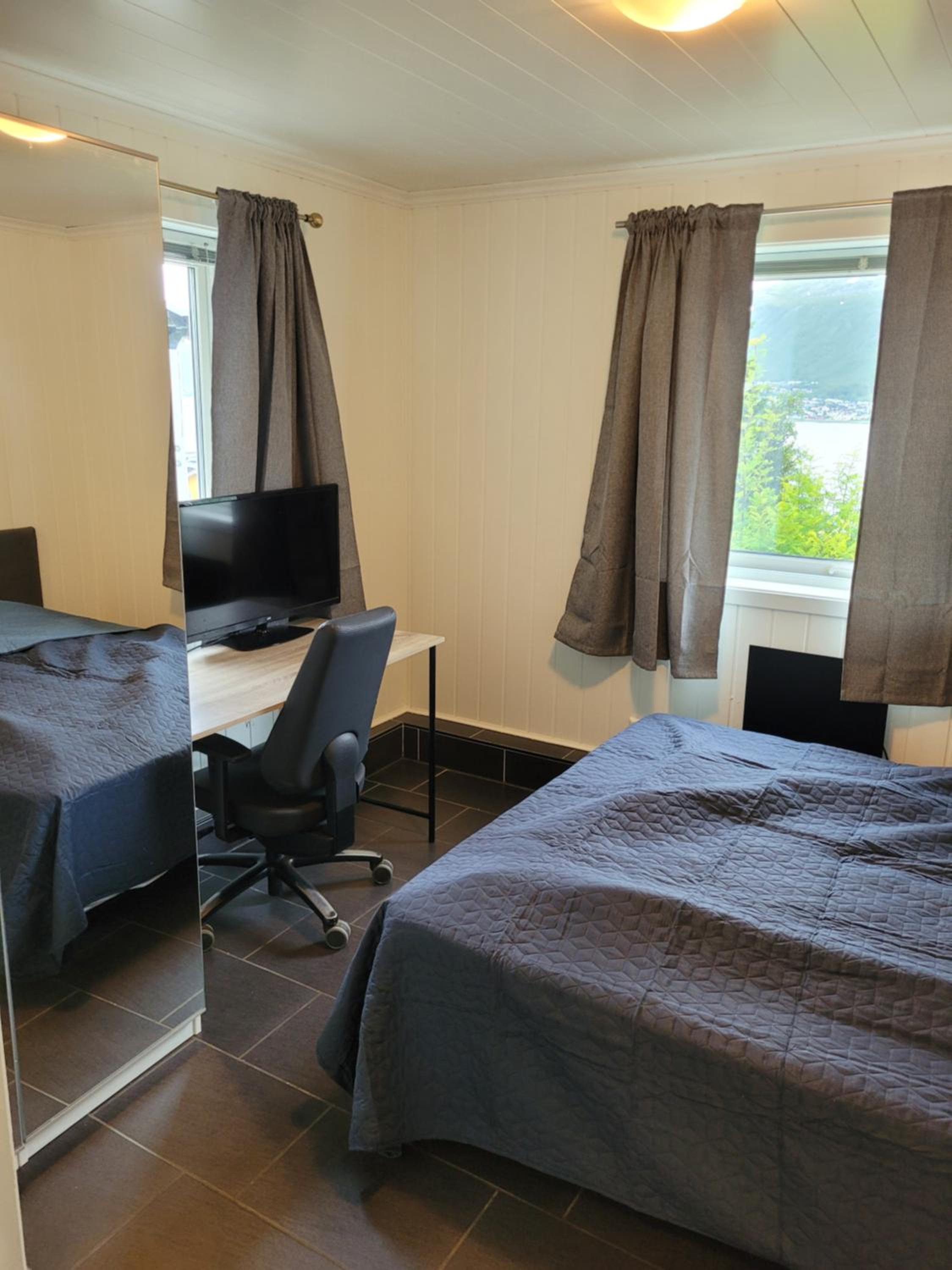 Explore Tromso Apartment with four bedrooms and beautiful view view 3