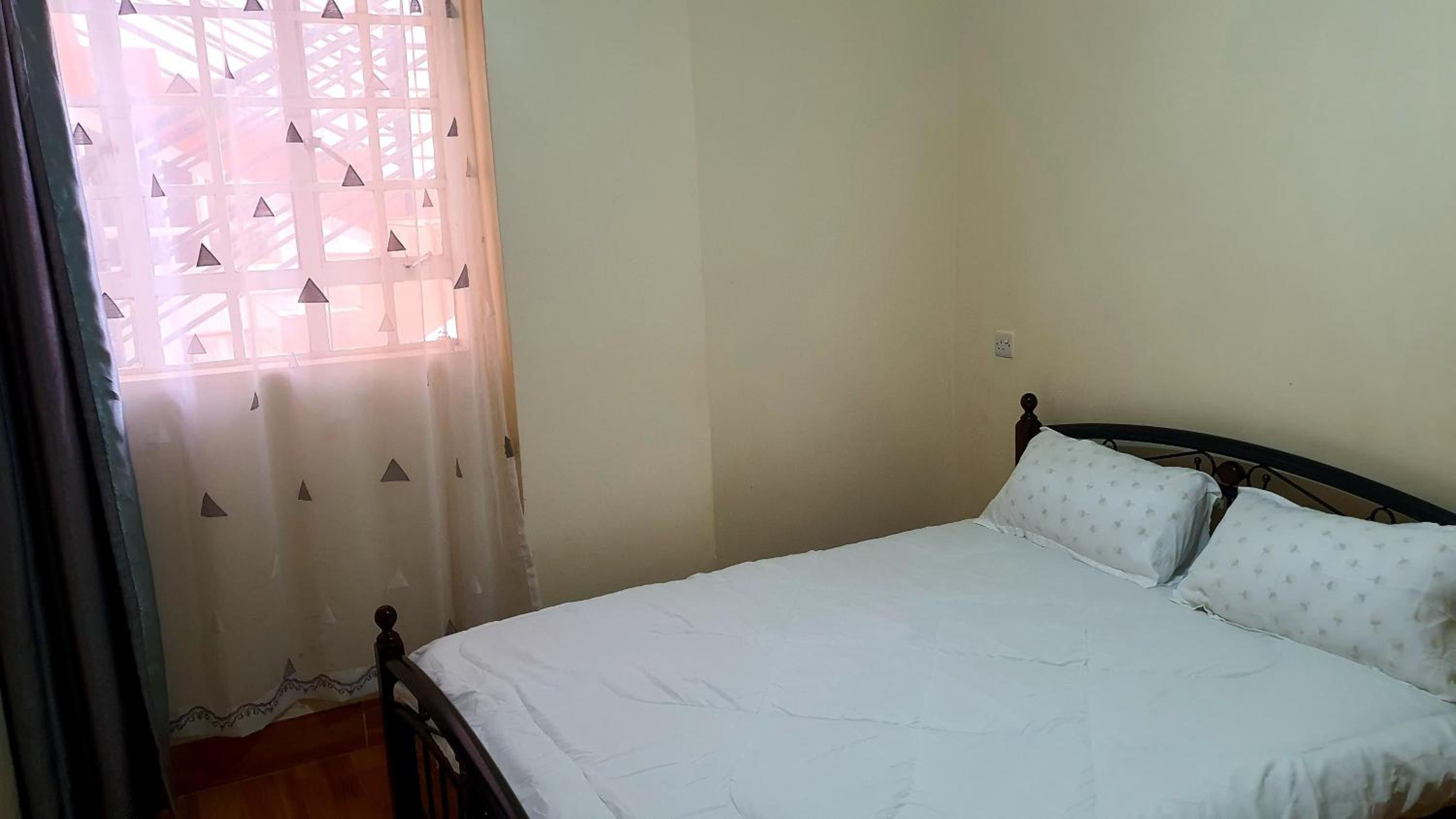 Rossyln home Near UN and Village Market