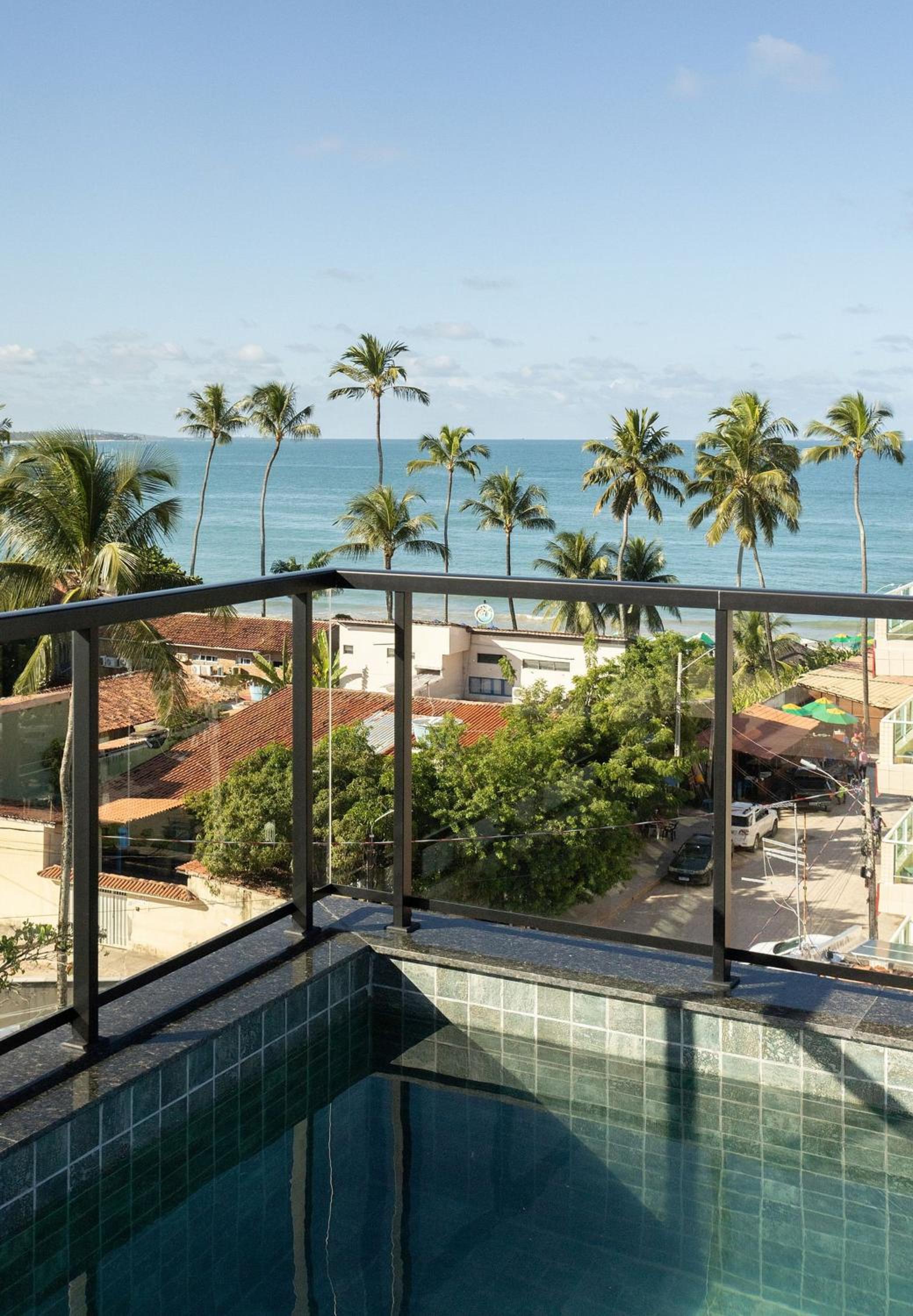 Centro de Porto de Galinhas a 50m do mar com rooftop, piscina e cozinha completa