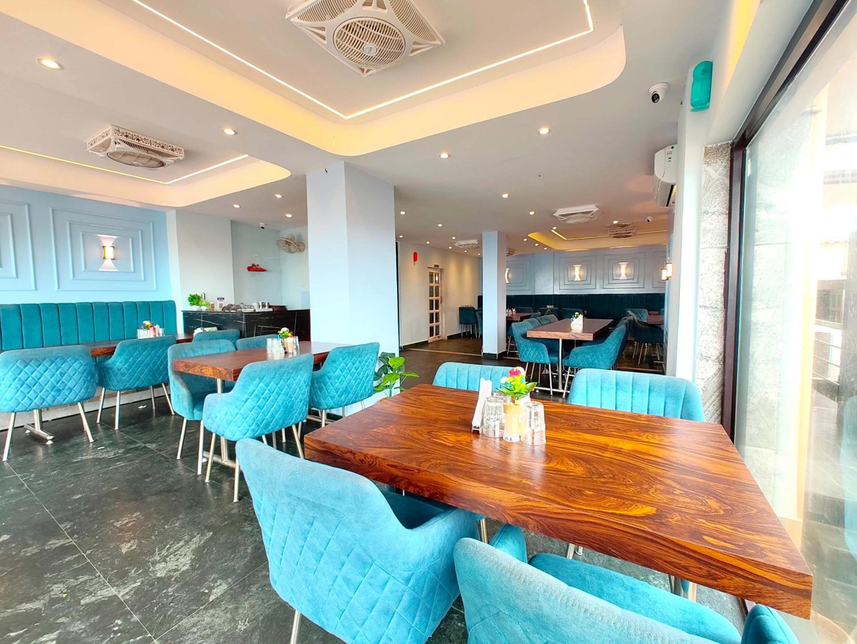 Hotel Dreamland Puri - All-Room-Sea-Facing-with-Attached-Balcony- New Marine Drive Road Puri - Lift-Wifi-Parking-Restaurant Facilities view 5