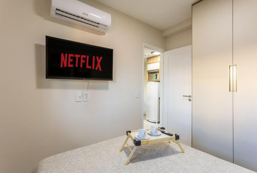 Centro da vila a 50m do mar com cozinha completa, varanda e piscina com vista panorâmica