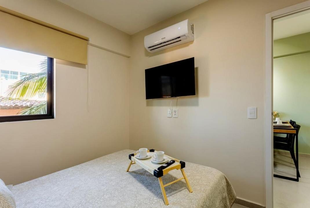 Centro da vila a 50m do mar com cozinha completa, varanda e piscina com vista panorâmica