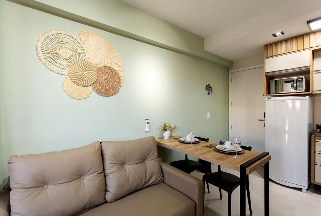 Centro da vila a 50m do mar com cozinha completa, varanda e piscina com vista panorâmica