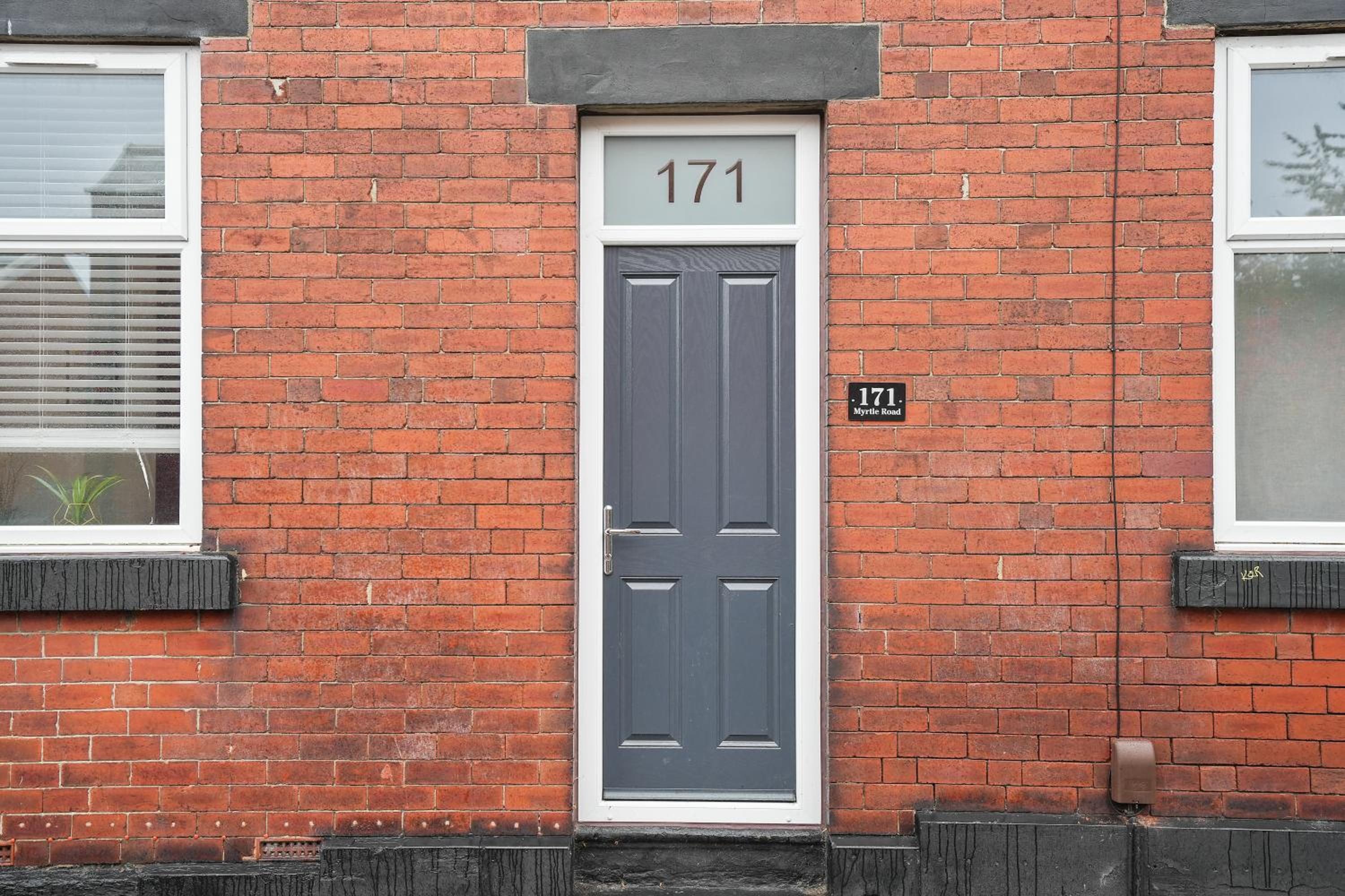 Myrtle House - Spacious 4 Bed, FREE Parking & Close to the City Centre, Great for Contractors, Groups & Families - Hosted by Stay Host Save view 3