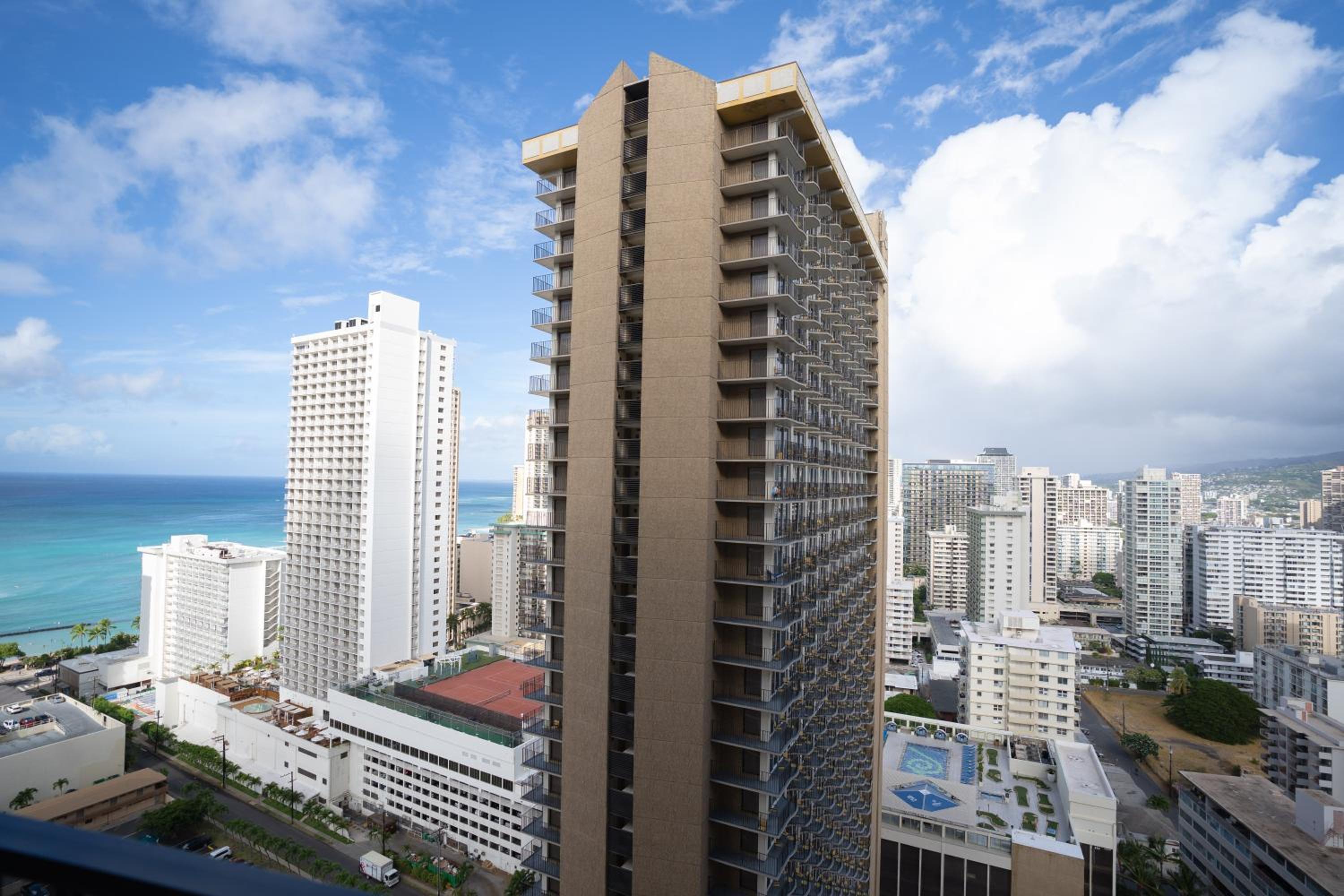 Hotel Waikiki Banyan 28th Floor Ocean View Condo - Free parking & WiFi home - Image 1