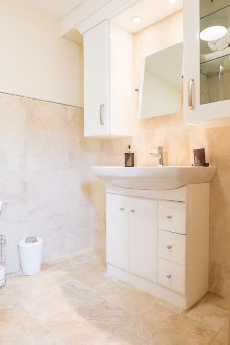 Broadway Farm Holiday Barn with hot tub