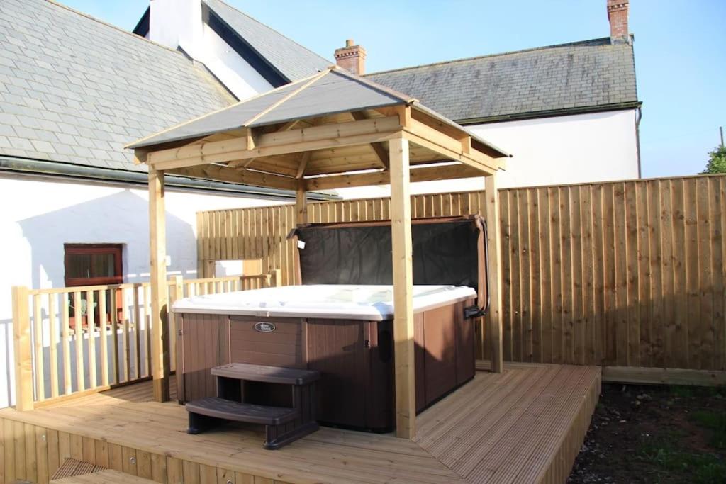 Broadway Farm Holiday Barn with hot tub
