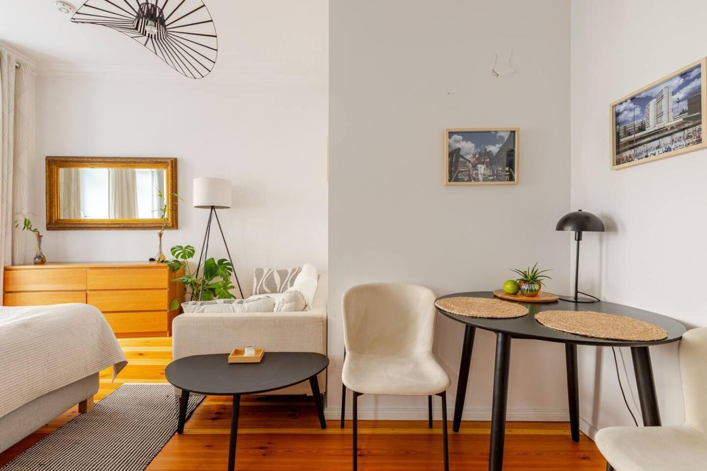 STUDIO IN EINEM RUHIGEN GARTEN, in der MITTE