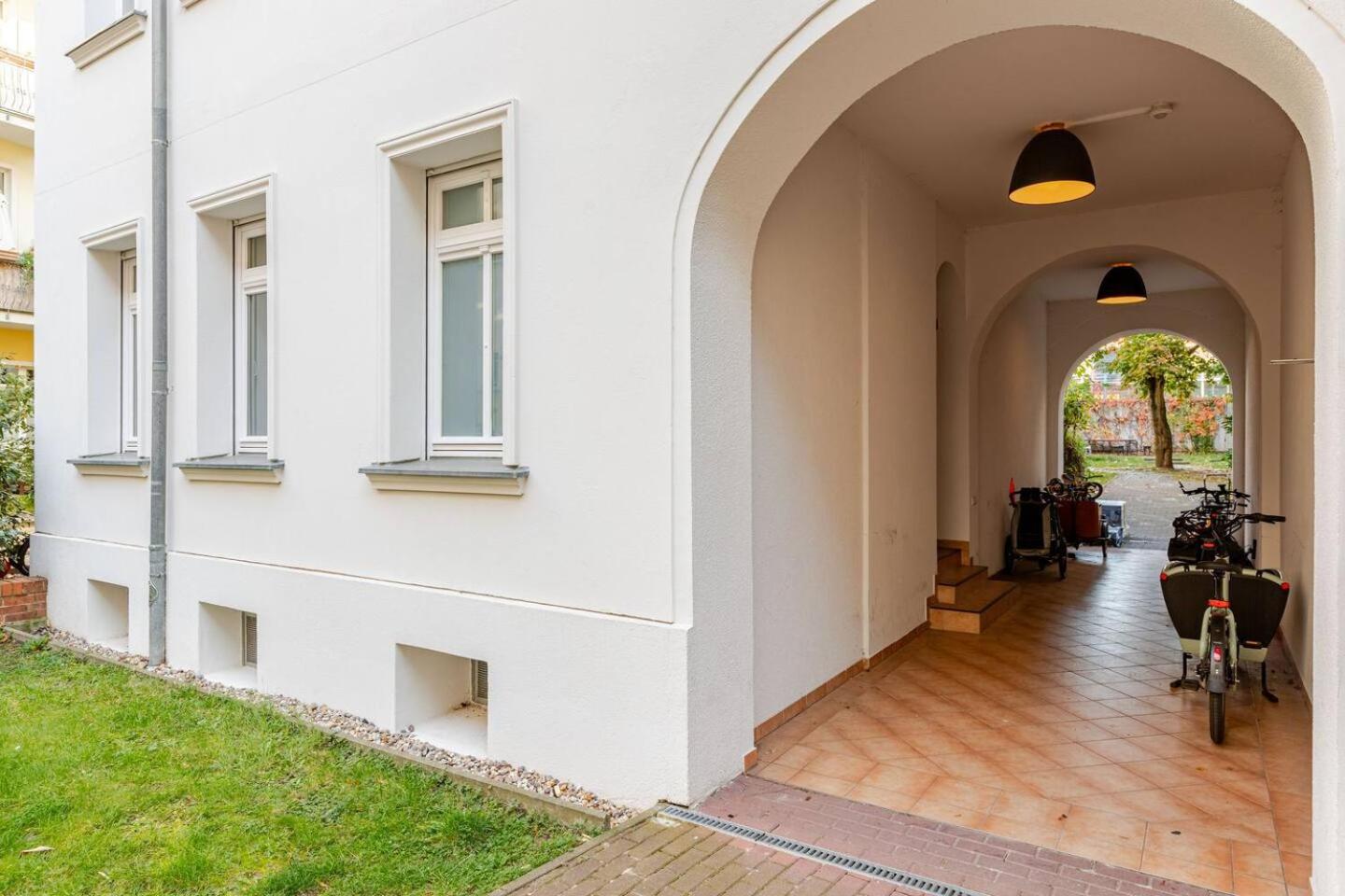 STUDIO IN EINEM RUHIGEN GARTEN, in der MITTE