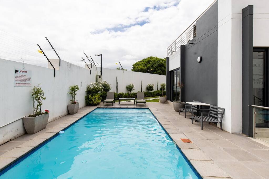 The Henlee Apartment on New - Power Backup, Gym ,Pool view 4