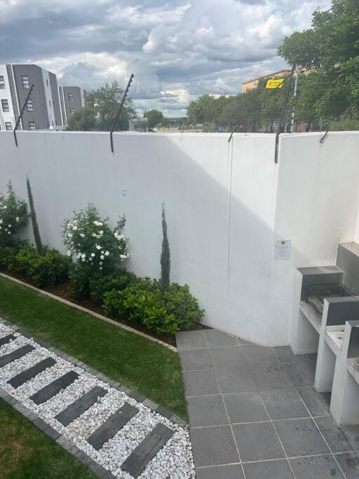 The Henlee Apartment on New - Power Backup, Gym ,Pool view 5