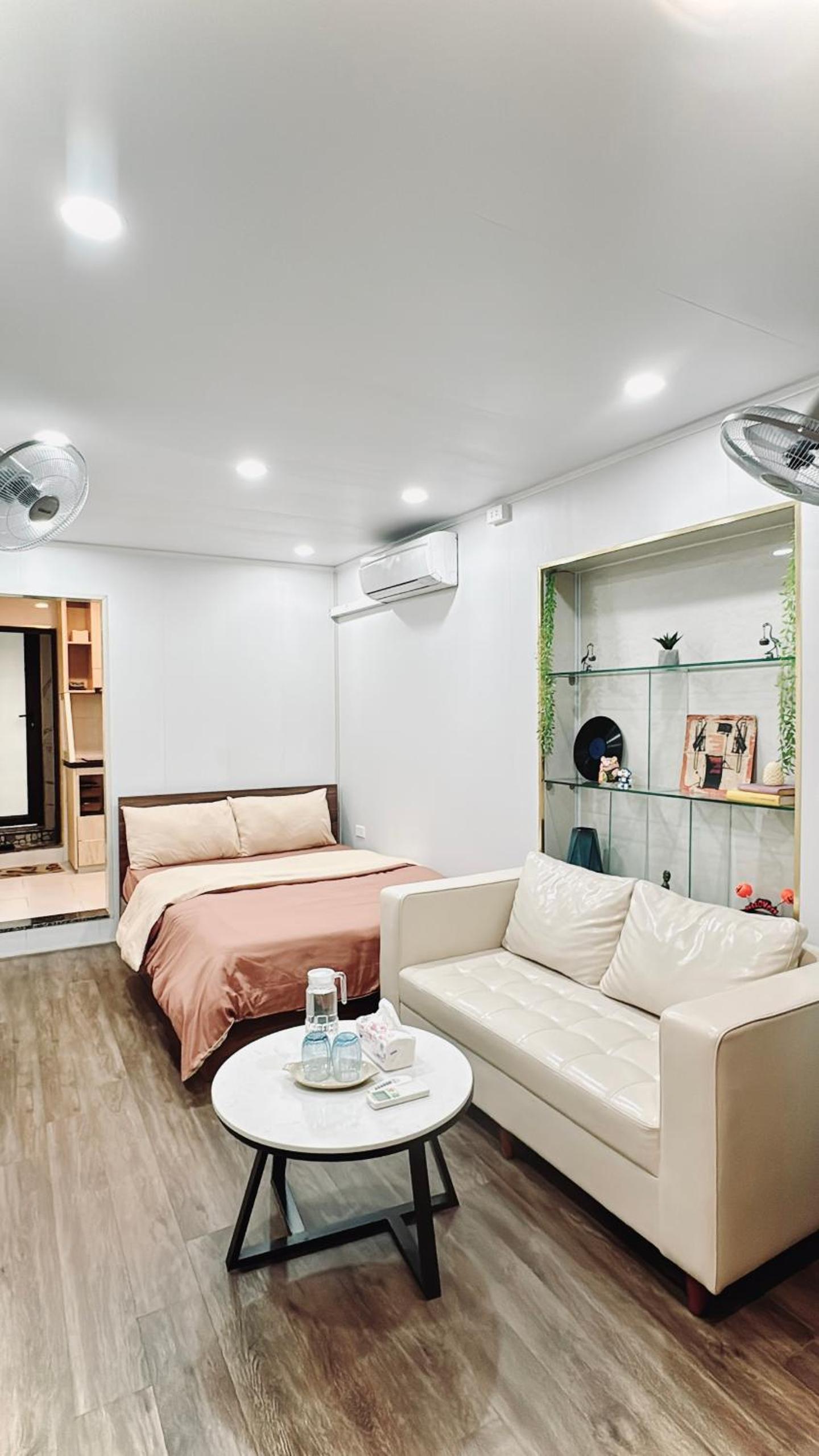 Balcony Street VIEW apartment/ Hanoi OLD Quarter/ Netflix